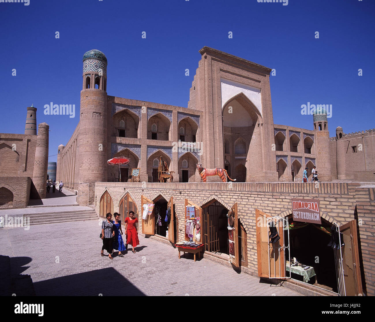 Usbekistan, Chiwa, Old Town, Mohamed Rakhim Khan Medrese Chiva, Blick auf die Stadt, UNESCO-Weltkulturerbe, Struktur, College, islamische, außerhalb, Erhaltung der Denkmäler und historische Gebäude Stockfoto