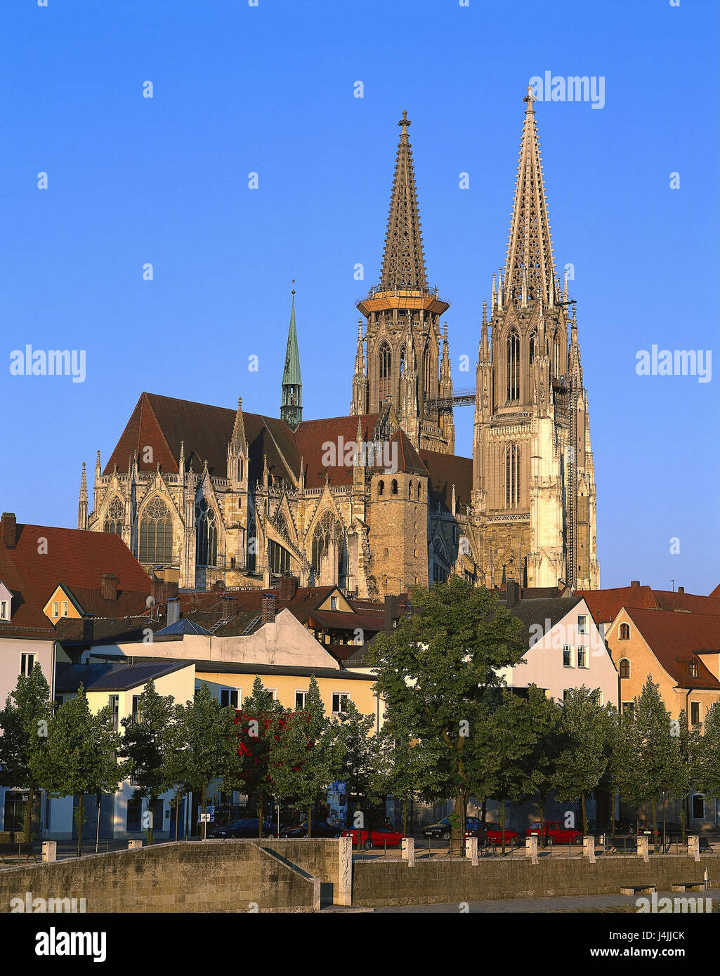 Deutschland, Oberpfalz, Regensburg, Blick auf die Stadt, Regensburger Dom, Kathedrale St. Peter, Danube Ufer Europa, Bayern, Stadt, Diözese, Universitätsstadt, Brücke, Kirche, Heilige Bau, Kirche, Basilika, Struktur, historisch, Architektur, architektonischen Stil Gothic, baut in 1250-1525, Höhe 105 m, Sehenswürdigkeit, Wahrzeichen, der Donau, Sommer, bayerische Eisenstrasse, Straße der Kaiser und Könige Stockfoto