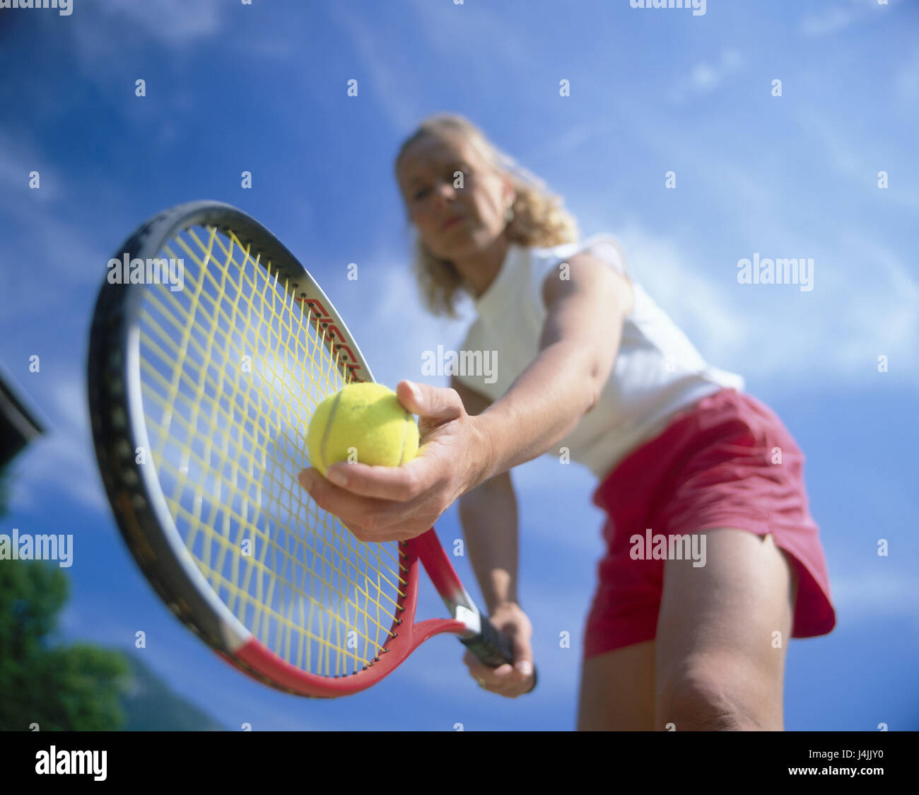 Tennisspieler, Aufpreis Frau, Sport, Aktivität, Hobby, Freizeit, Tennis, Tennis, Schläger, Ball, Tennisschläger, Tennisball, Bewegung, Spiel, Anfang, Aufpreis Spiel, Sommer, draußen Stockfoto