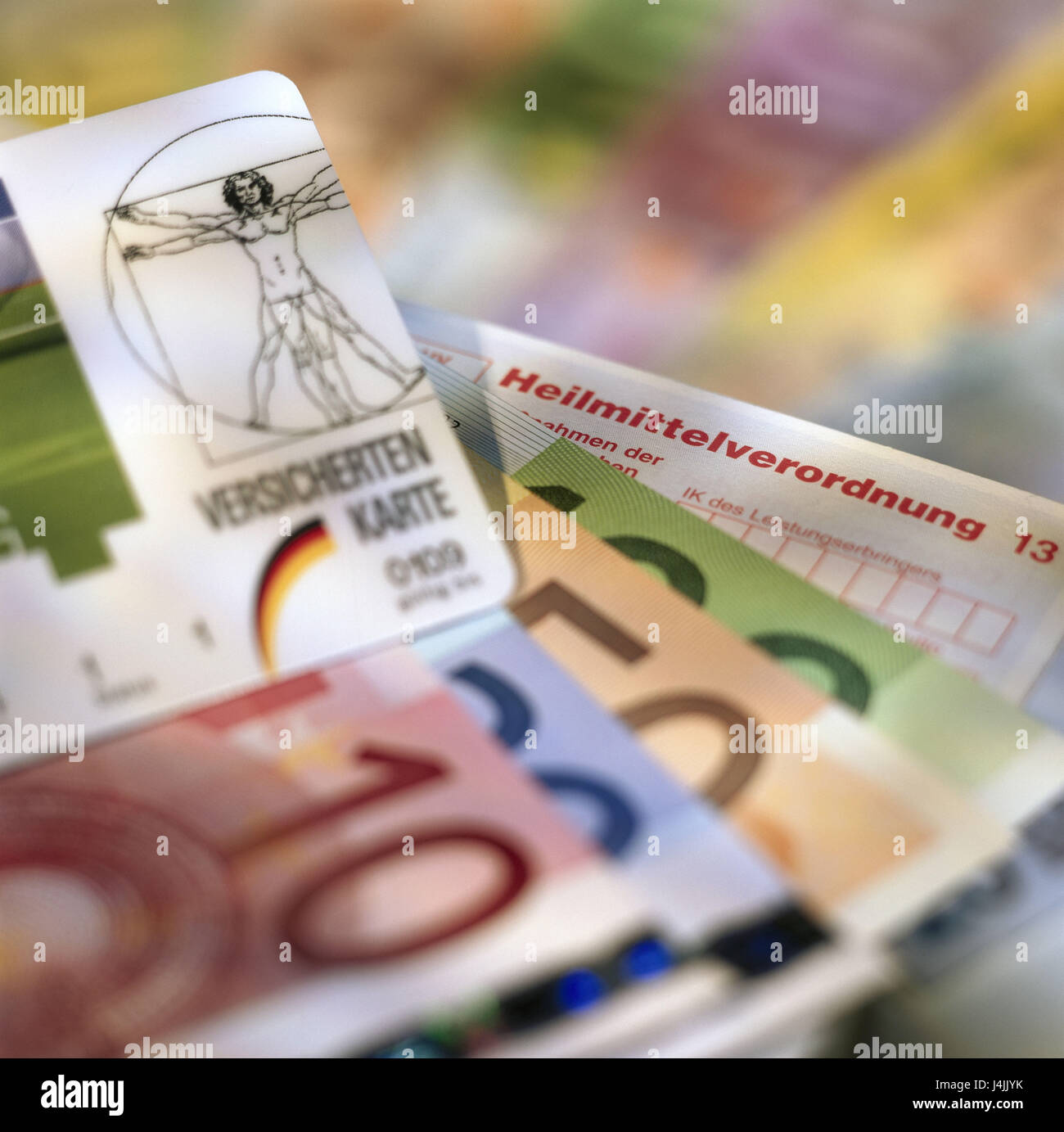 Krankenversicherungskarte, Banknoten, Medikament bestellen, Form, Detail Anwendung, Medikament, Medikament, Medizin, Medikamente, Rezept, Rezept Gebühren, Kosten für medizinische Versorgung, öffentliche Gesundheit, Aufwendungen, Krankenversicherung, Versicherungskarte, verpflichtet Kosten Projektion, Erhöhung der Beiträge, steigen im Preis, Geld, Banknoten, Euro, Stillleben, Objektfotografie Stockfoto