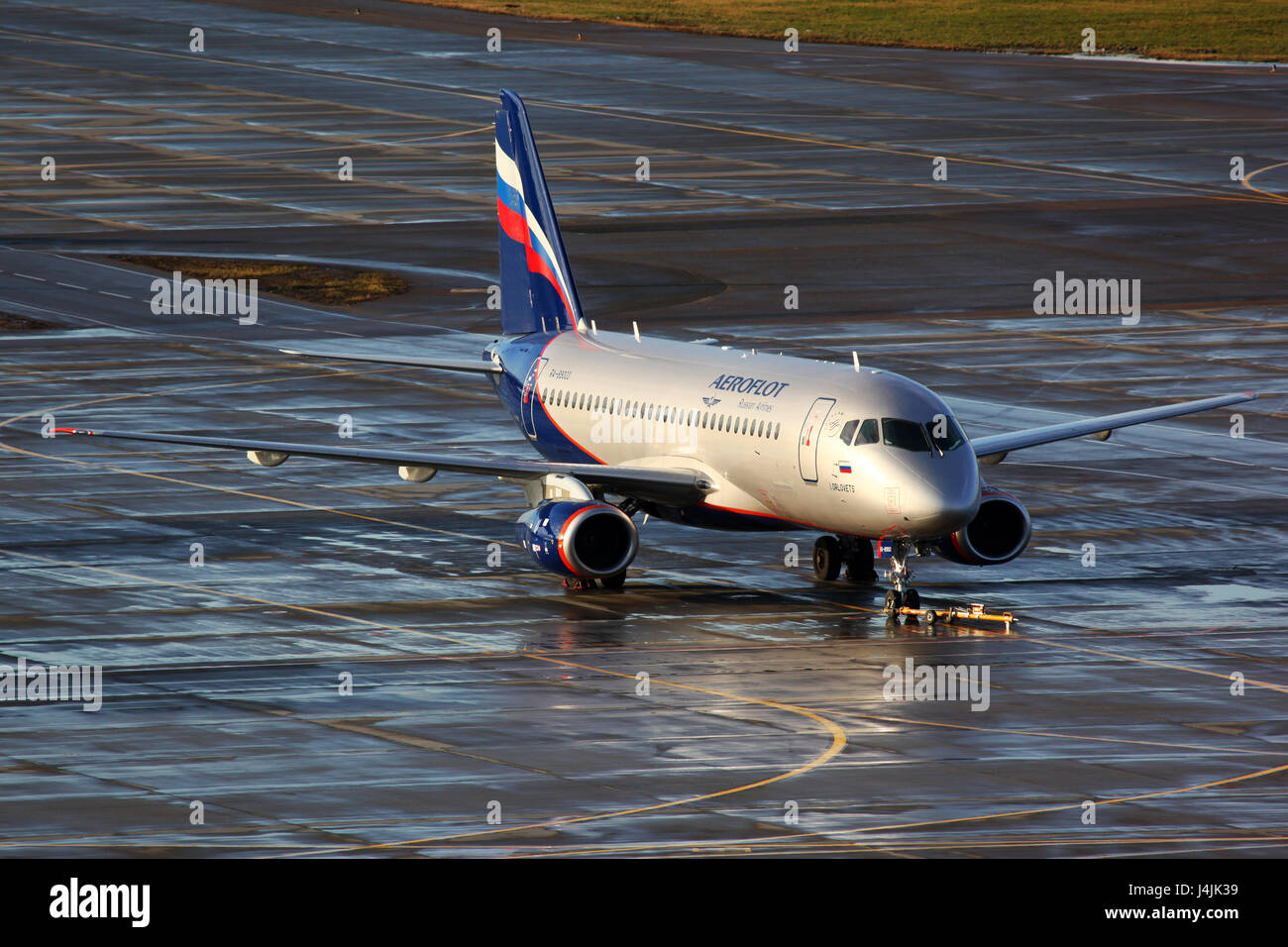 "Scheremetjewo", MOSCOW REGION, Russland - 2. November 2011: Aeroflot Sukhoi Superjet-100 RA-89003 am internationalen Flughafen "Scheremetjewo" stehen. Stockfoto