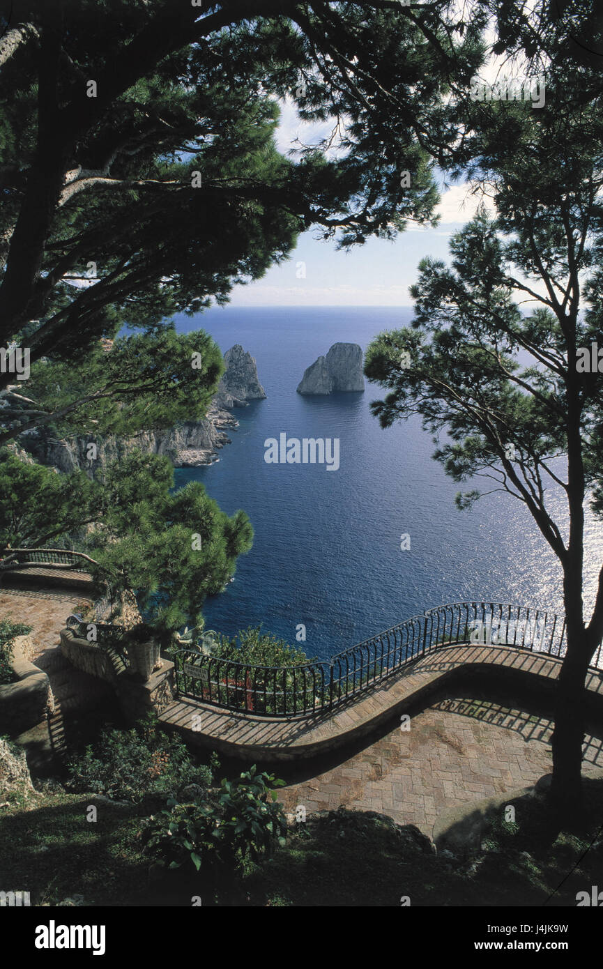 Italien, Kampanien, Insel Capri, Terrasse, Bäume, Ansicht, Galle Küste Europas, Kampanien, Mittelmeer, Tyrrhenisches Meer, die Bucht von Neapel, Galle Küste, Felsen, Steinen, Natur Stockfoto