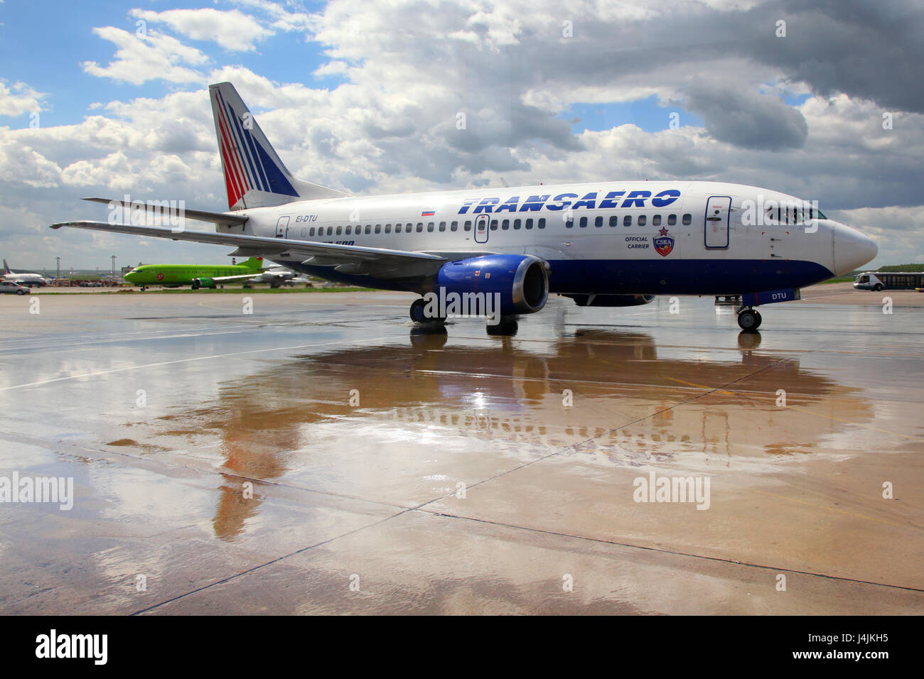 DOMODEDOVO, Moskau REGION, Russland - 27. Mai 2011: Transaero Airlines Boeing 737-500 EI-DTU Rollen am internationalen Flughafen Domodedovo. Stockfoto