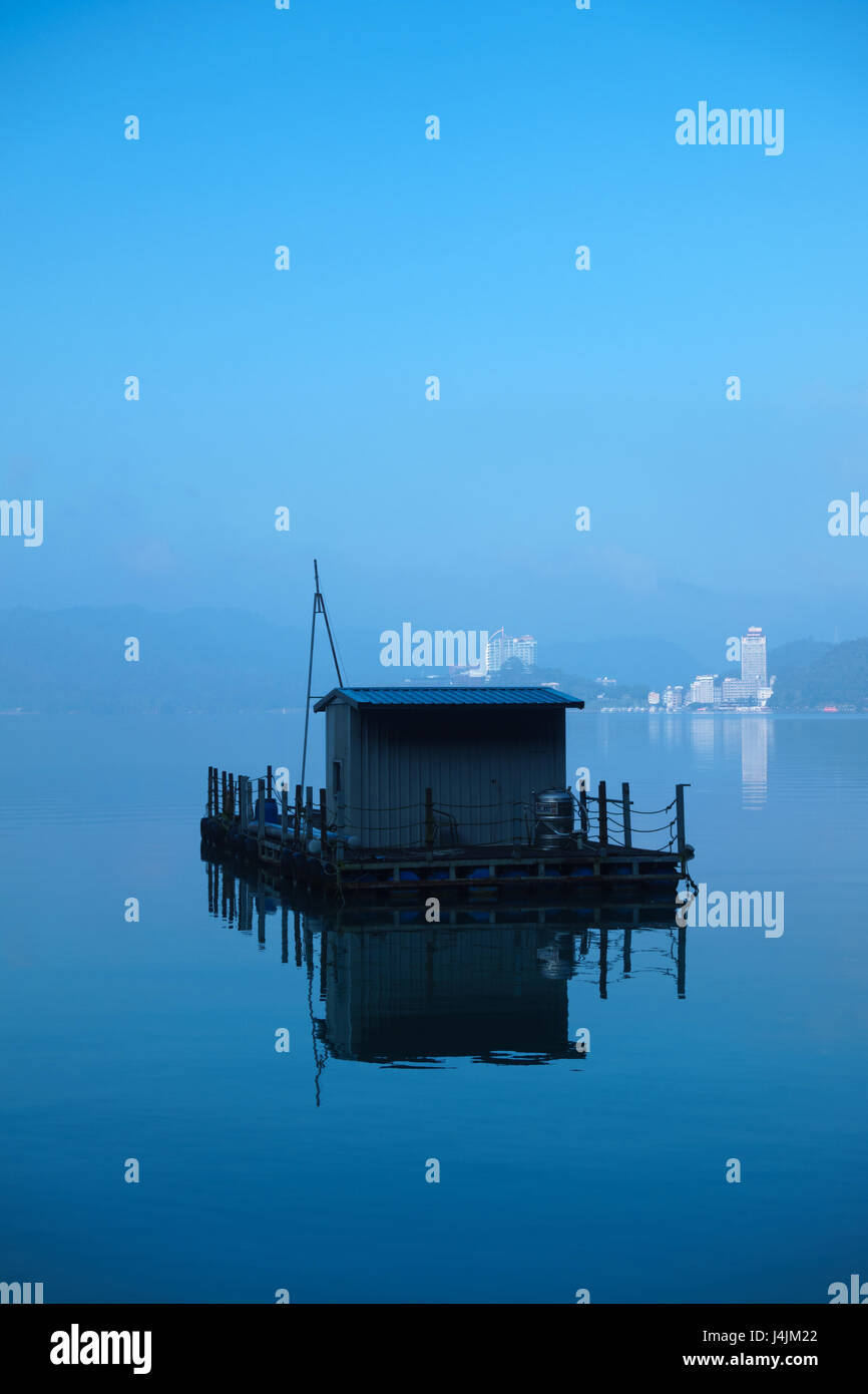 Taiwanesische Fischerboot auf Sonne-Mond-See in den frühen Morgenstunden Stockfoto