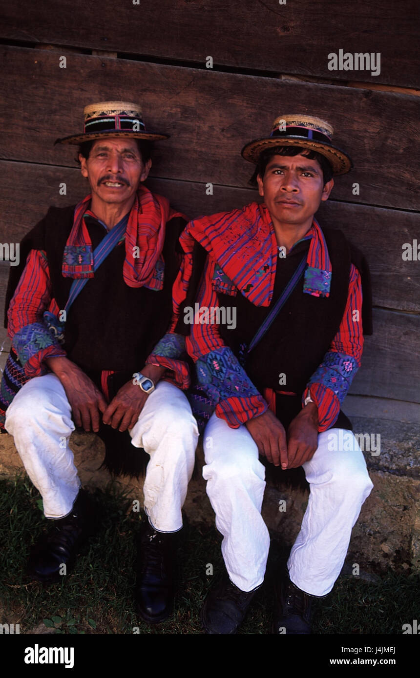 Guatemala, San Juan Atitan, indische Männer, zwei, Kleidung, traditionell, sitzen, Hüte, Rückfahrkamera Stockfoto