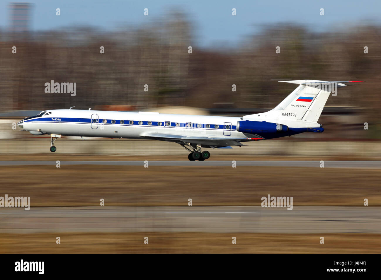 Am Chkalovsky Prospekt, Moskau, Russland - 12 April 2011: Tupolev Tu-134A-3 RA -65729 der russischen Luftwaffe Landung am Chkalovsky Prospekt. Stockfoto
