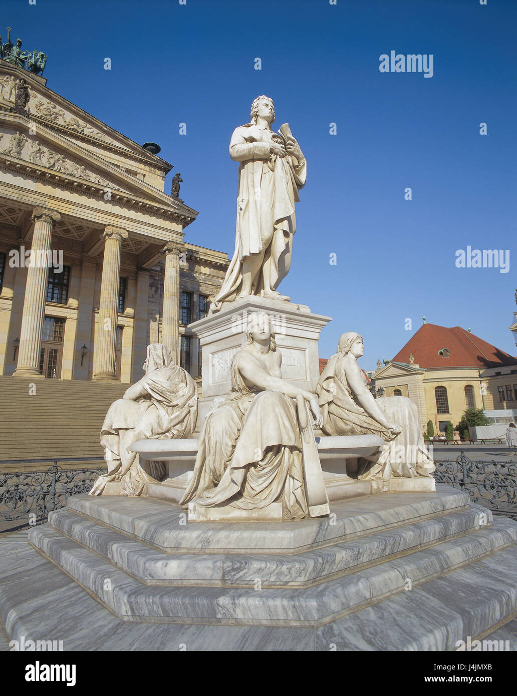 Deutschland, Berlin, den Gendarmenmarkt, Theater, Schillers Denkmal Europa, Stadt, Hauptstadt, Teil der Stadt, Berlin-Mitte, Gebäude, Architektur, Sehenswürdigkeit, baut im Jahre 1821, Architekt Karl Friedrich Schinkel, Theater, Theater Gebäude, Denkmal, deutscher Schriftsteller, Friedrich Schiller, Kultur Stockfoto