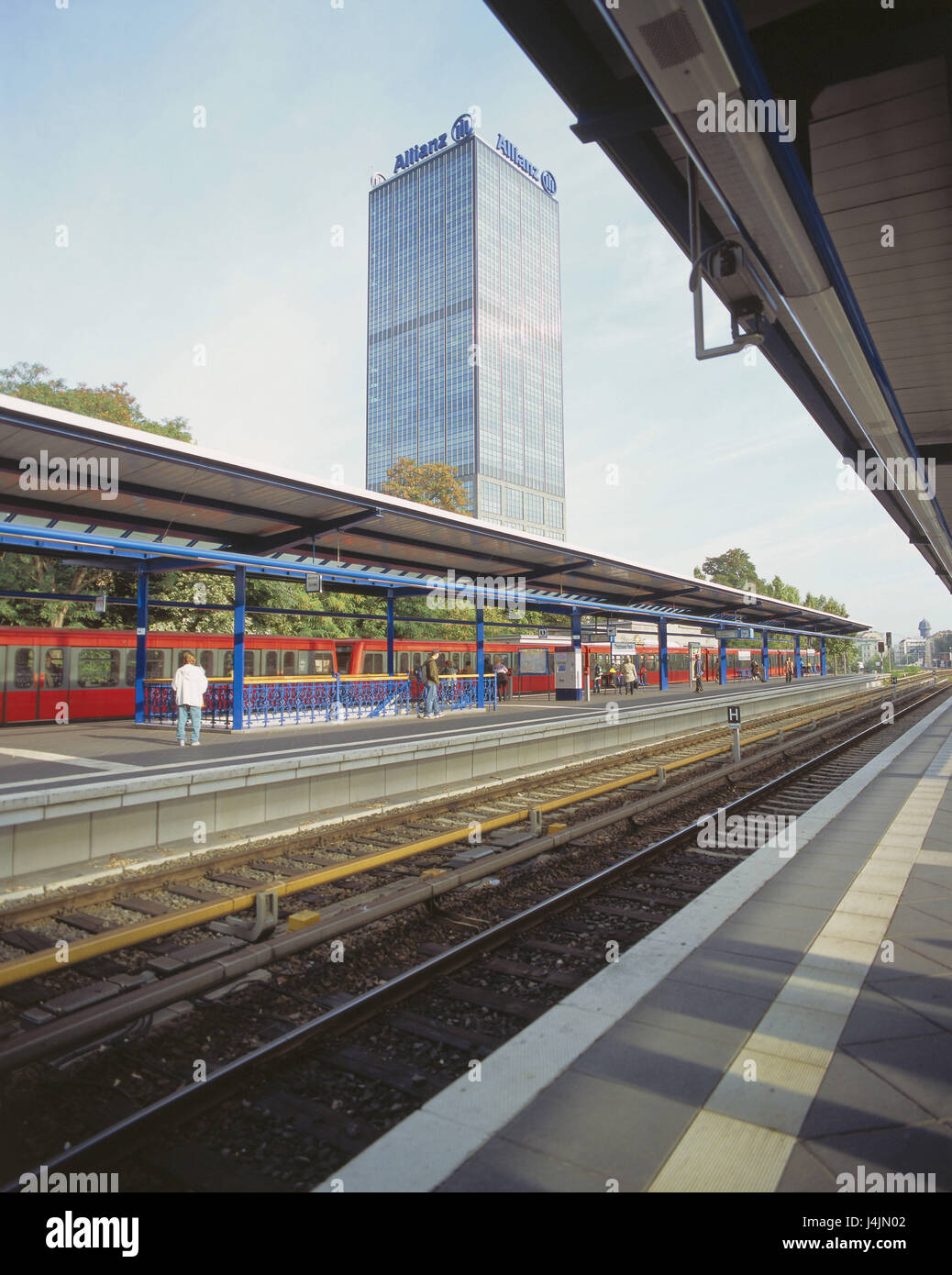 Deutschland, Berlin, Stadt Eisenbahn Bahnhof Treptower Park, Allianz Hochhaus Europas, Stadt, Hauptstadt, Teil der Stadt, ÖPNV, öffentlich, Stadt Verkehr, Verkehr, Kurzstrecken-Verkehr, Personenverkehr, Transport von Menschen, s-Bahn, Bahnhof, Stop, Plattform, Passagiere, Zug, Bahn, Schiene, Transport, Hochhaus, Haus, Allianz Stockfoto