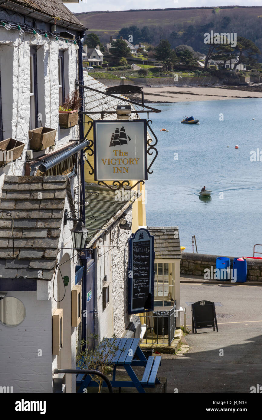 auf der Suche nach unten Victory Hill in Richtung der Victory Inn, die letzten verbleibenden Traditionskneipe in St Mawes, Cornwall, UK Stockfoto