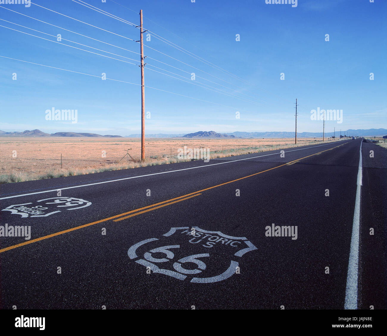 Seligman, außen, Straße, Autobahn, Landstraße, Plain, Verkehr Anlage,  Horizont, Himmel, Ost-West-Verbindung, Route, Straßenmarkierungen näht der  USA, Arizona, Route 66, Landschaft, Versorgungsleitung von Amerika  Stockfotografie - Alamy