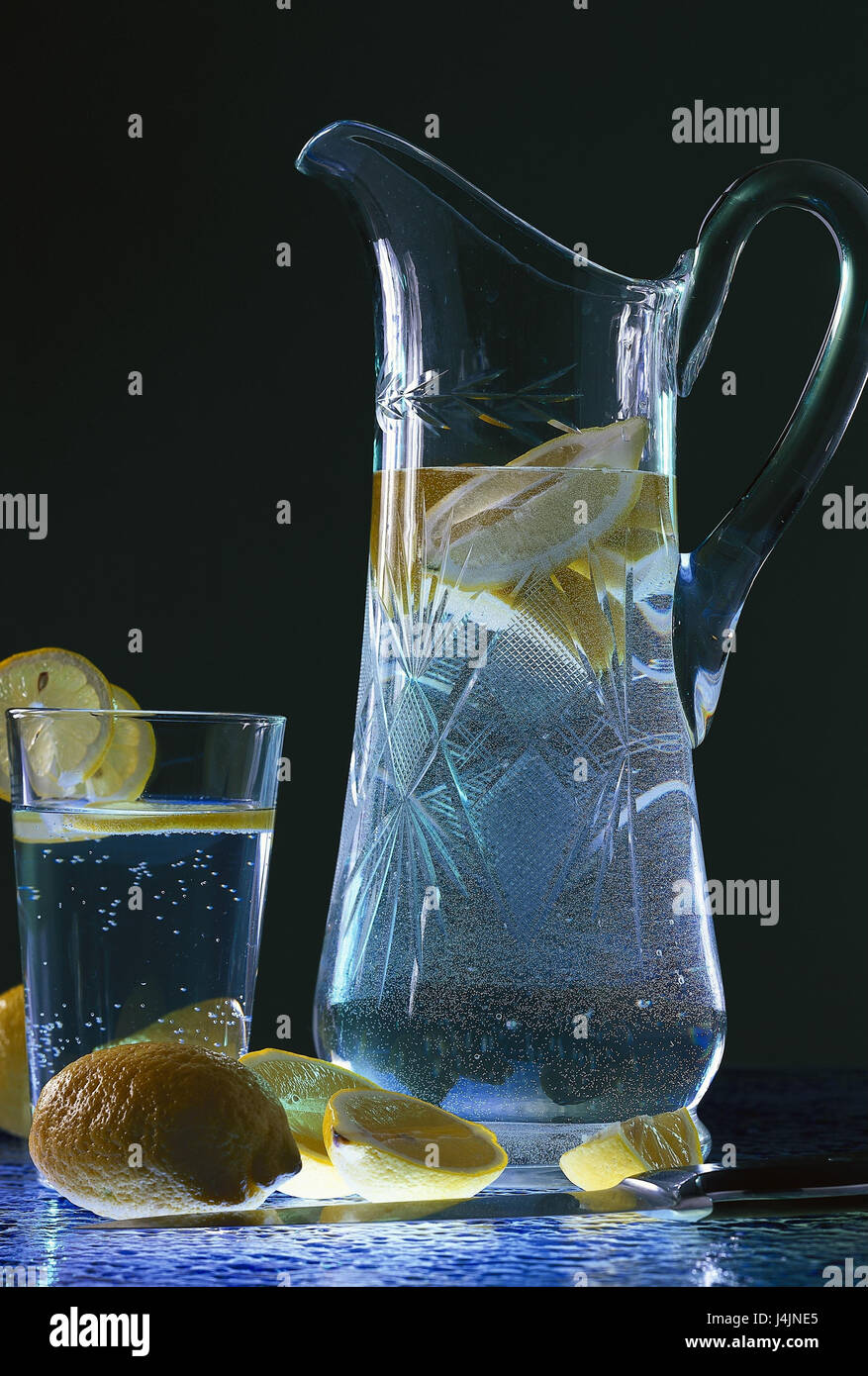 Karaffe, Glas, Wasser, Zitronen Objektfotografie, Wasserglas,  Mineralwasser, Scheiben Zitrone, Getränk, Anti-alkoholische, Erfrischung,  Glaskanne Stockfotografie - Alamy
