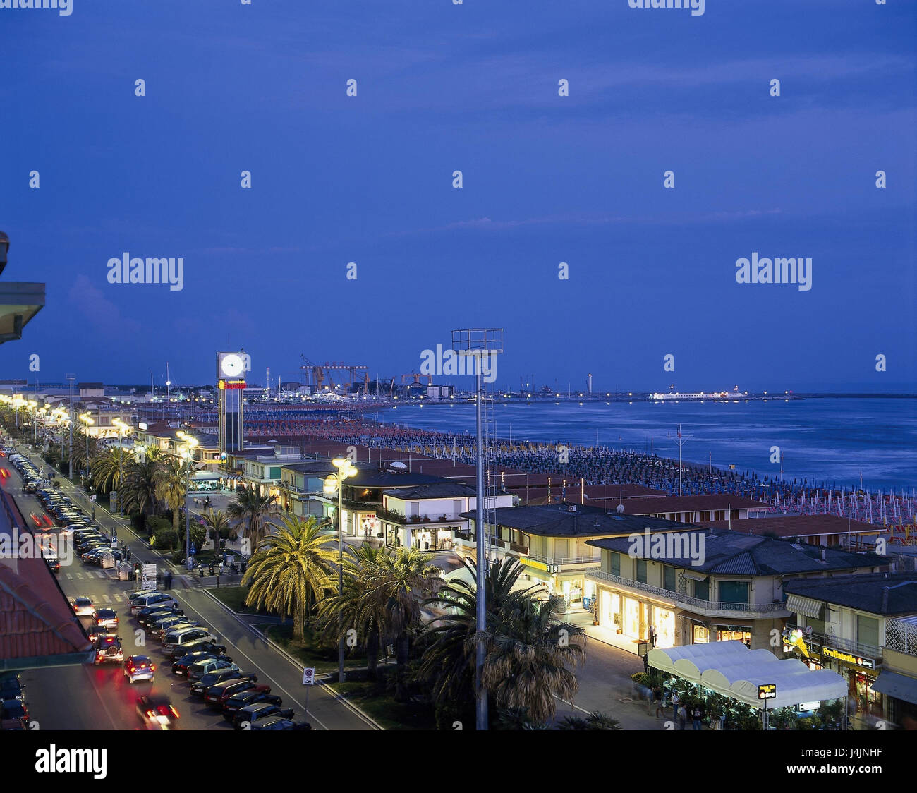 Italien, Toskana, Viareggio, lokale Ansicht, Promenade, Straße, Strand, Sonnenuntergang Stadt, direkt am Meer, Verkehr, Verkehr, Straßenszene, Beleuchtung, Lichter Stockfoto