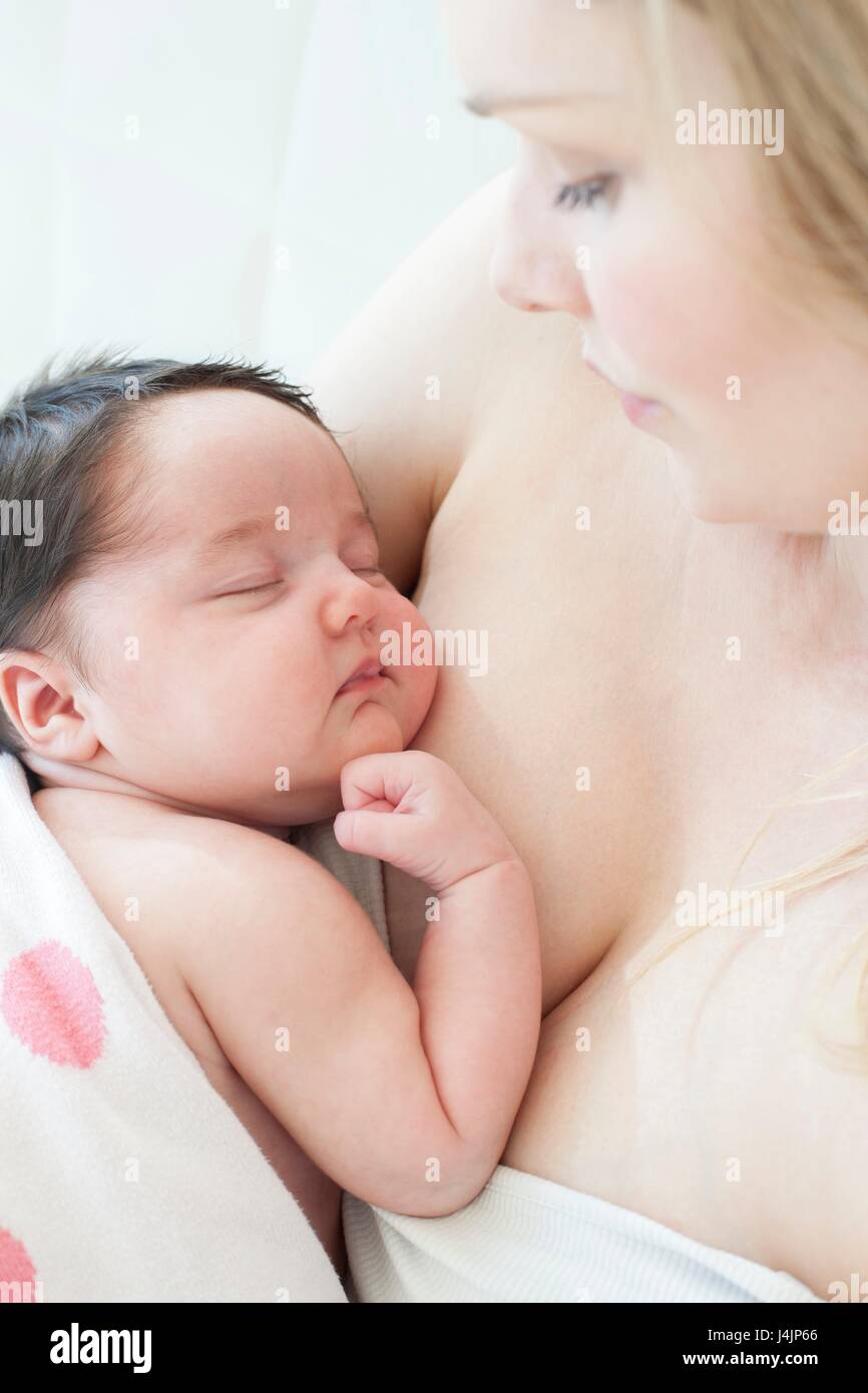 Mutter holding newborn baby Mädchen. Stockfoto