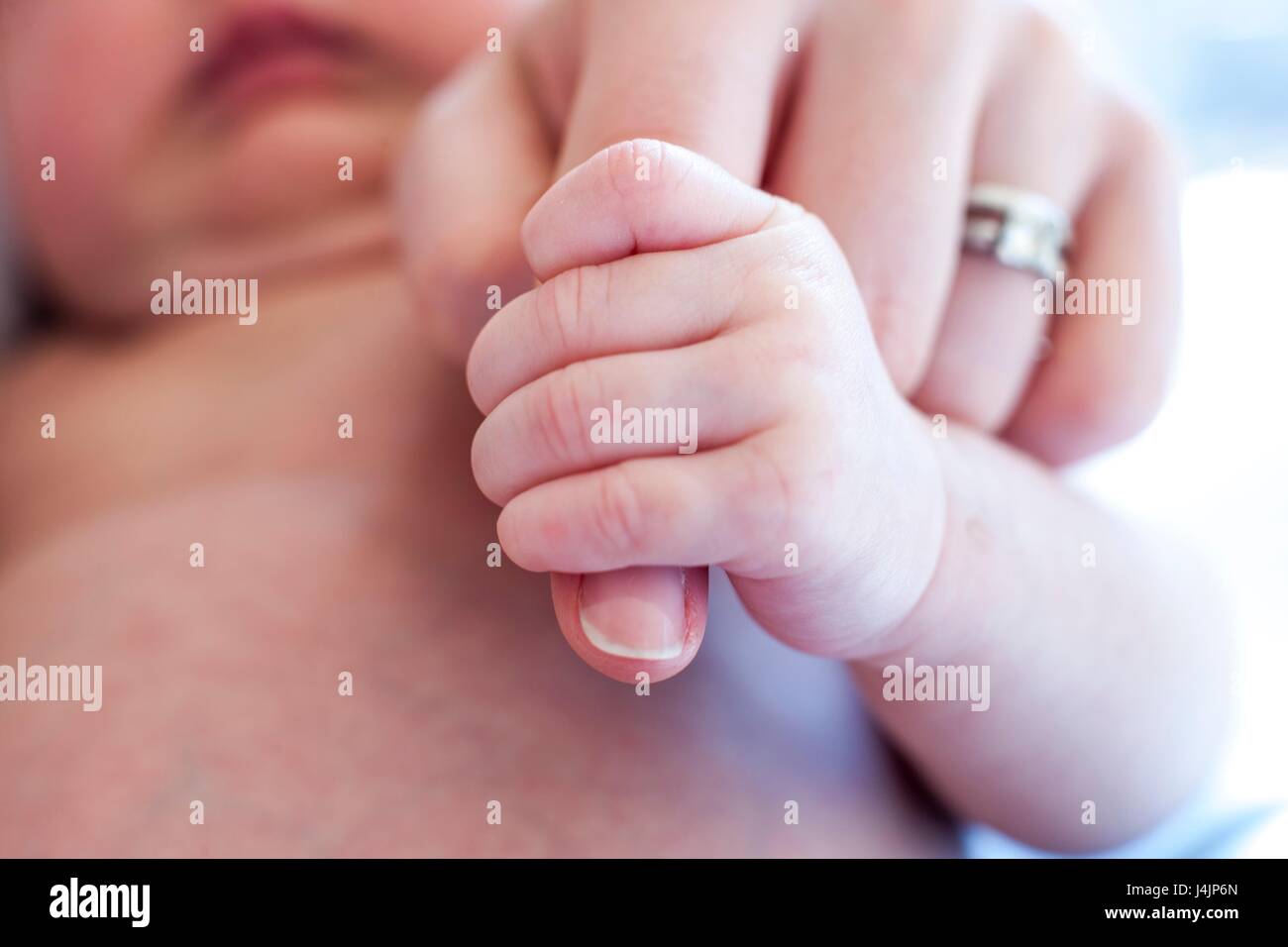 Den Finger des neugeborenen Baby, Mutter, aus der Nähe. Stockfoto