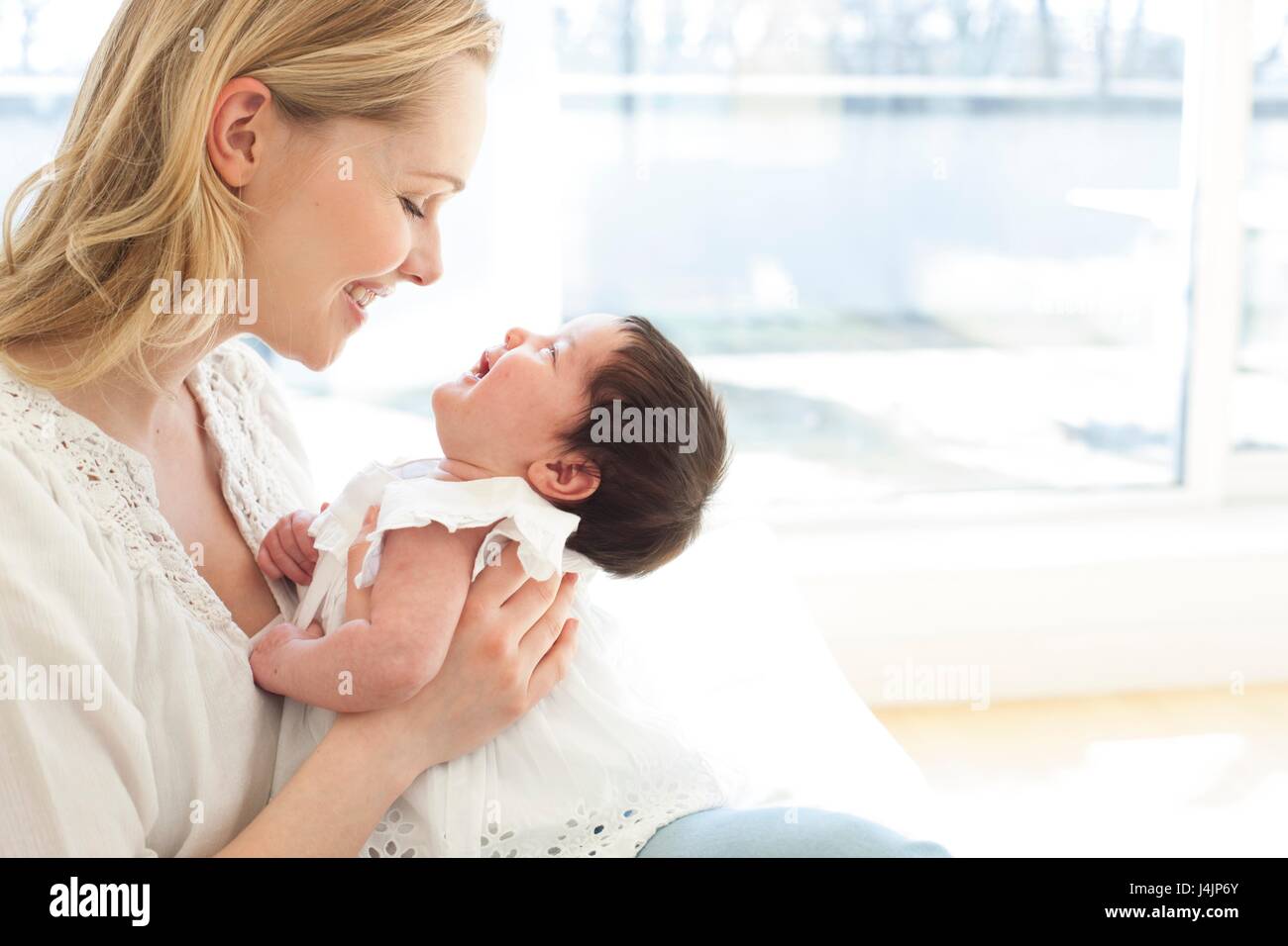 Mutter holding newborn baby Mädchen. Stockfoto
