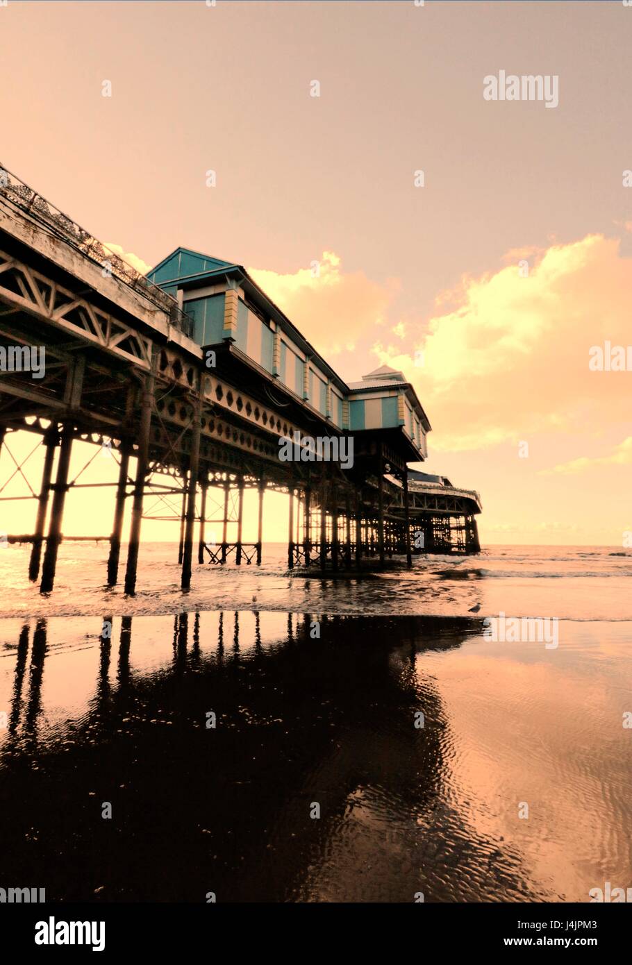 Pier mit Meer in Blackpool, UK. Stockfoto