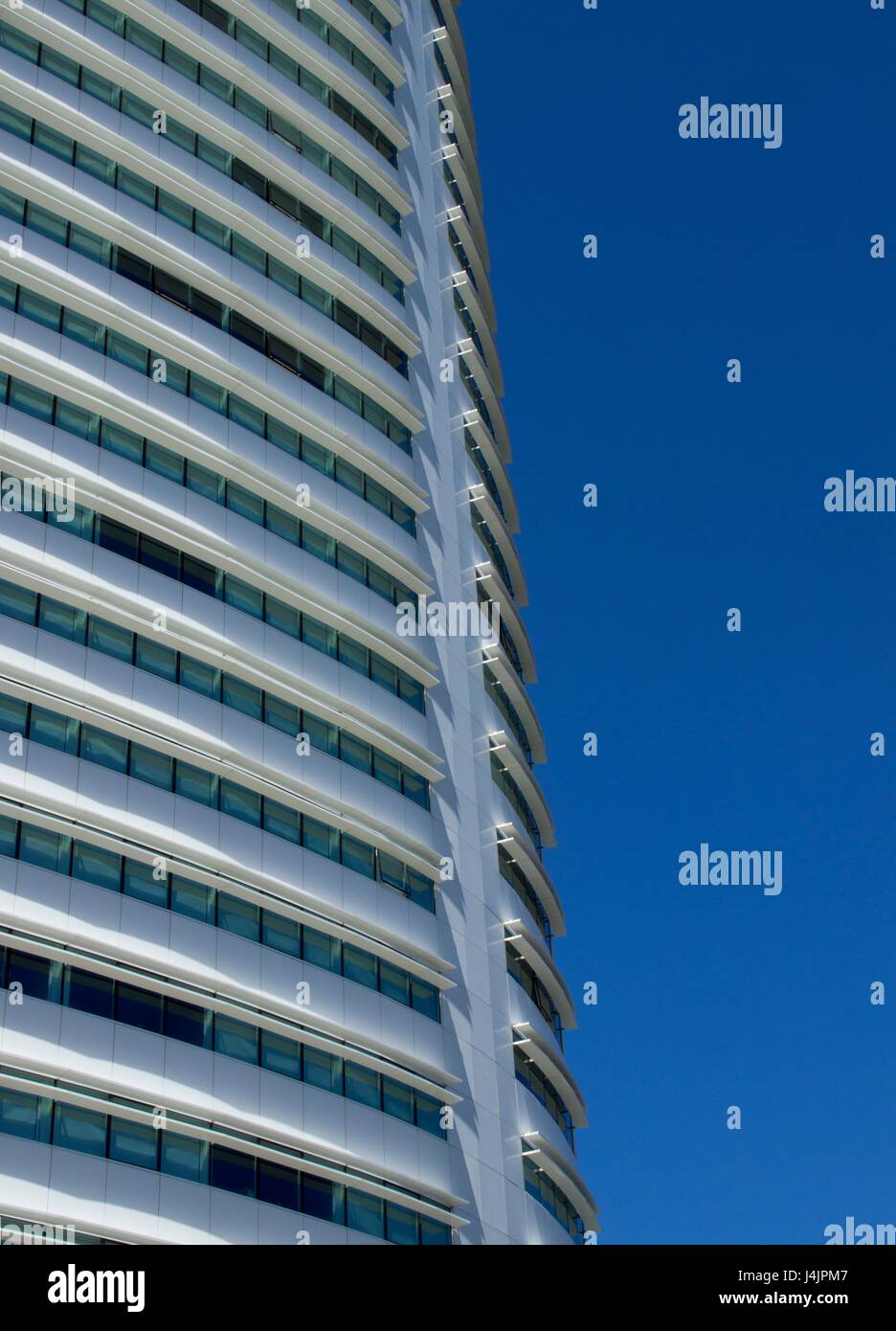 Modernes Gebäude gegen blauen Himmel. Stockfoto