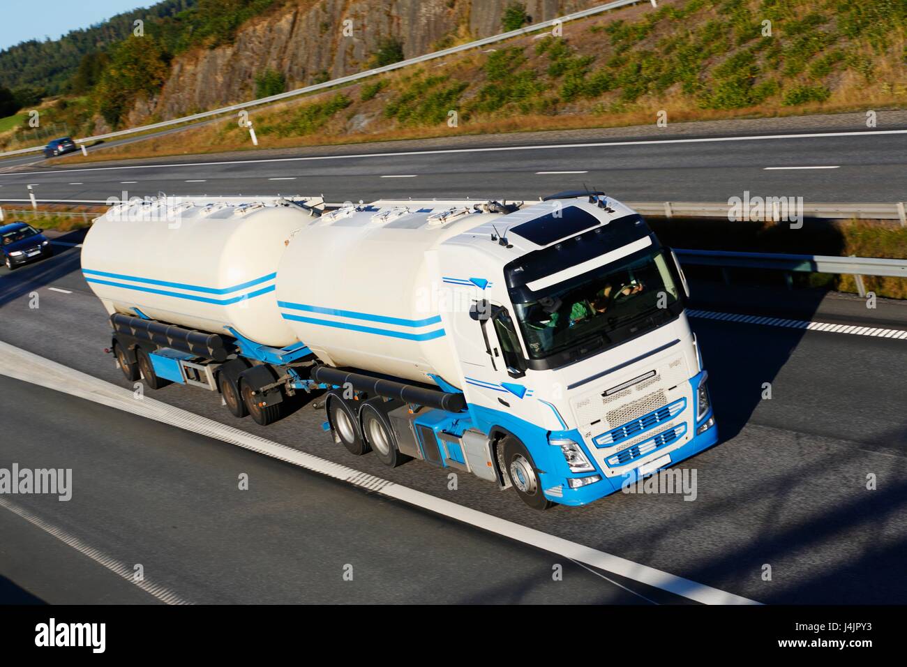 Kraftstoff-LKW auf der Autobahn. Stockfoto