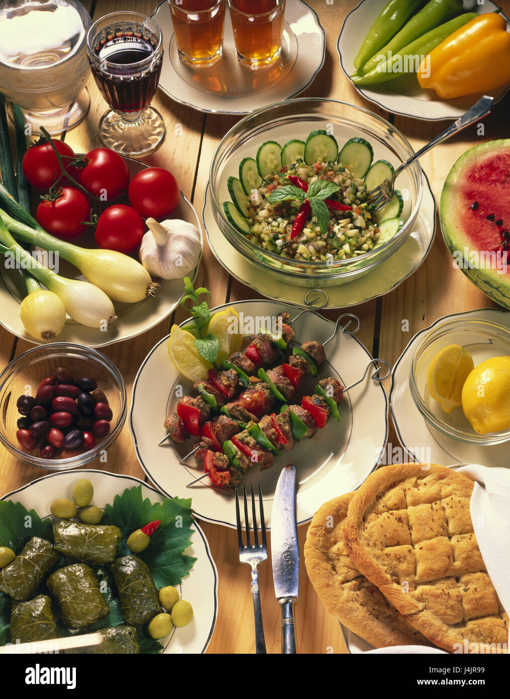 Speisen, Getränke, in Türkisch, Spezialitäten, Stillleben, Objektfotografie, Lebensmittel, Essen, Obst, Gemüse, Hors-d ' Oeuvre, Salat, Hauptgericht, Lamm-Spieße, Dessert, Wein Blatt Rindfleisch Olive, runden Teig-Fladen Brot, Brot, trinken Stockfoto