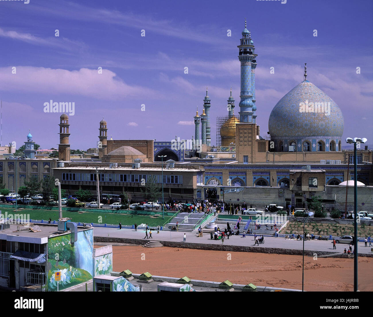 Iran, Ghom, Blick auf die Stadt, Imam der Moschee, Straßenszene außerhalb, Moschee, Imam der Moschee, Verkehr, Übersicht, Übersicht Stockfoto