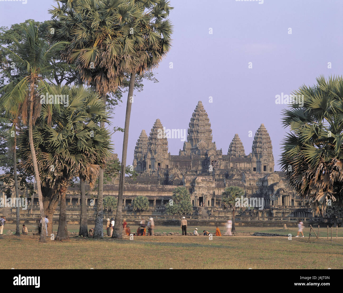 Kambodscha, Angkor Wat, Khmer-Tempel, Mönche, Touristen außerhalb, nahe Siem Reap, König Suriyavarman II baut, 1110-1150, Khmer Klassik, sakrale Bau, Tempel-Anlage, Tempel, Khmer-Tempel, glauben, Religion, Sehenswürdigkeit, Struktur Stockfoto