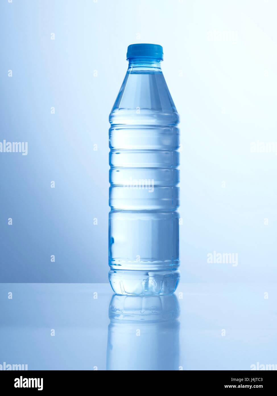 Eine Flasche Mineralwasser, Studio gedreht. Stockfoto