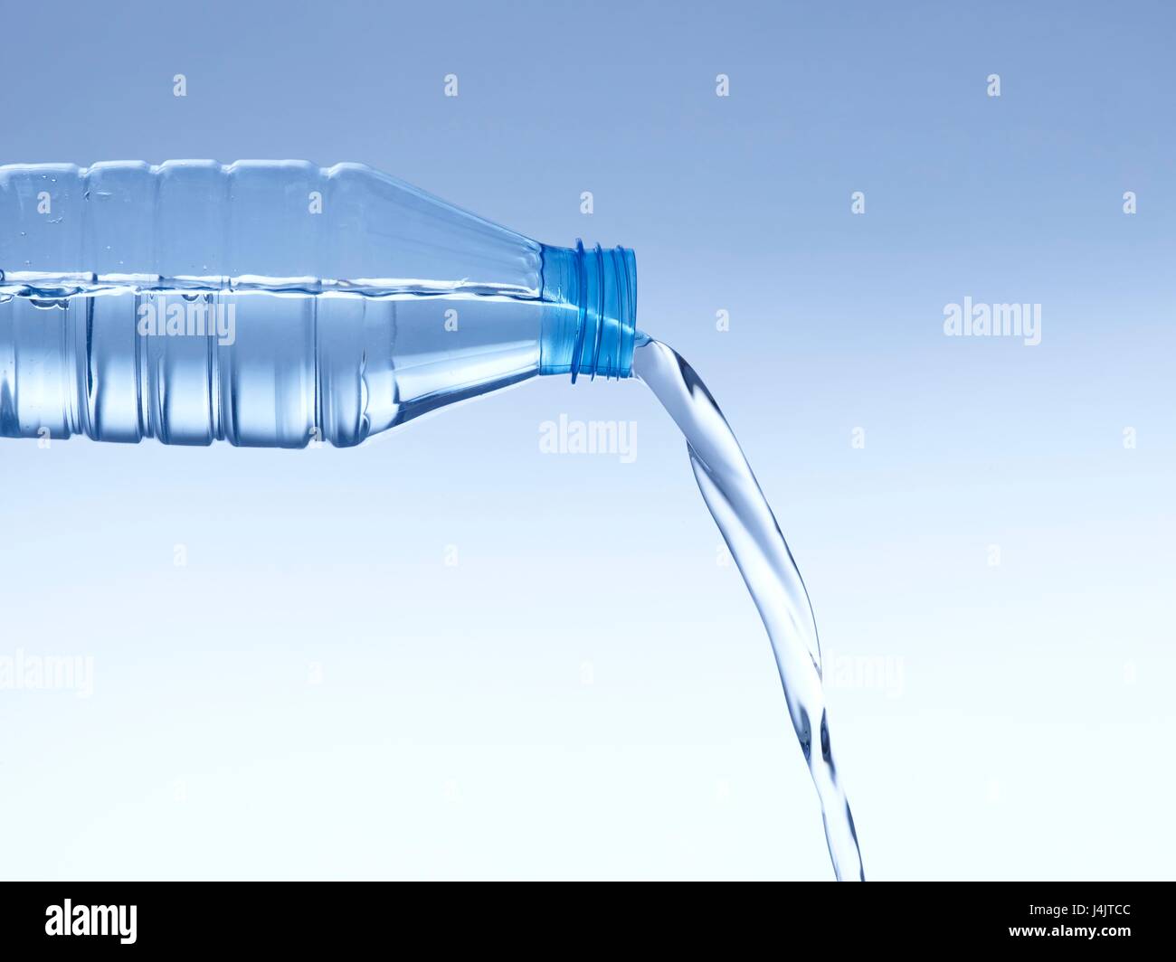 Gießt Wasser aus einer Plastikflasche, Studio gedreht. Stockfoto