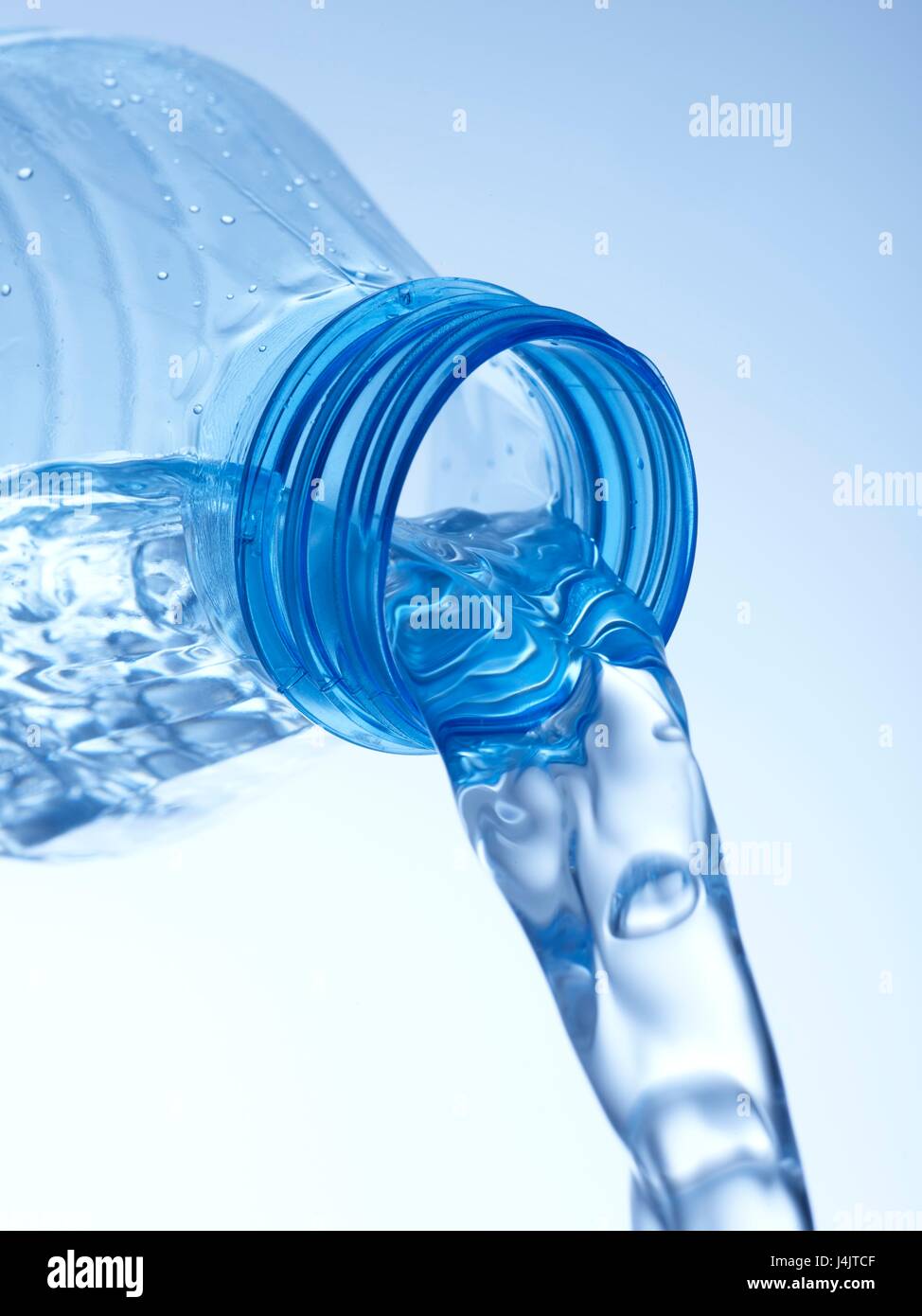 Gießt Wasser aus einer Plastikflasche, Studio gedreht. Stockfoto