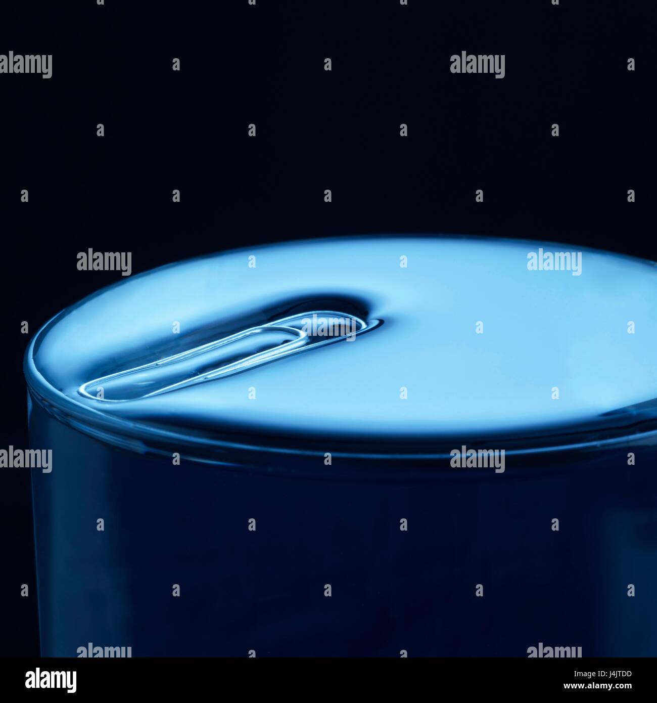 Büroklammer schwimmt auf Wasser in einem Glas, Studio gedreht. Stockfoto