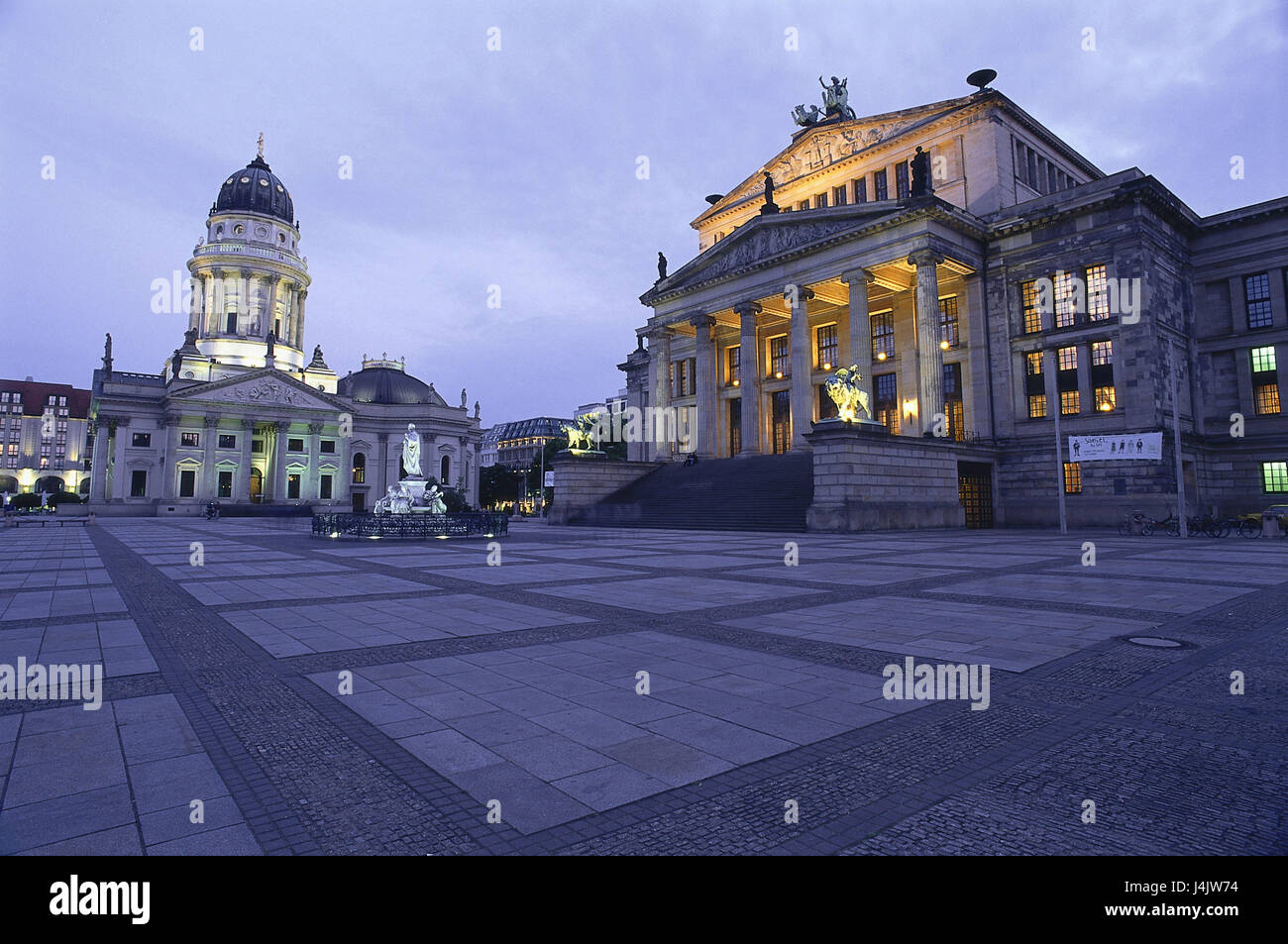 Deutschland, Berlin-Mitte, der Gendarmenmarkt, Theater, Schillers Denkmal, Deutscher Dom, Abend Komödie Haus, Konzertsaal, Architekt Schinkel, Statue, Standbild, Schriftsteller, Friedrich von Schiller, deutsche Kirche, strukturieren, historisch, am Abend, Illuminateds, außerhalb Stockfoto