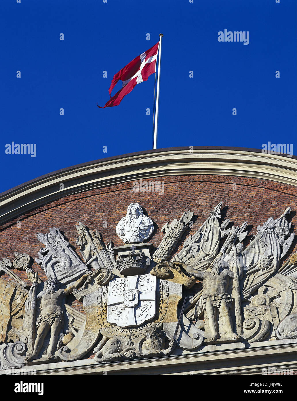 Dänemark, Kopenhagen, Finanzministerium, Detail, Giebel Relief, König Friedrich IV., Flagge außerhalb, Stadt, Hauptstadt, christliche Gutschrift, baut, 1720, Gebäude, dänische Flagge Dannebrog, Relief, König von Dänemark Stockfoto