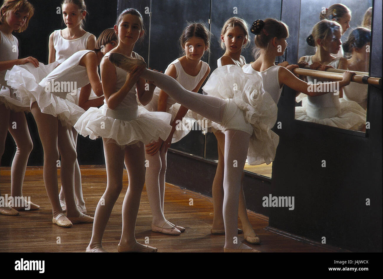 Ballettschule, Girl, Model Release sehr eng Ballett-Unterricht Halle, Halle, Reflektor Wand, Gruppe, Kinder, Ballett Schulmädchen, Ballett Kleidung, tanzen, tanzen, lernen, Ausbildung, Trainer, Freizeit, Hobby Stockfoto