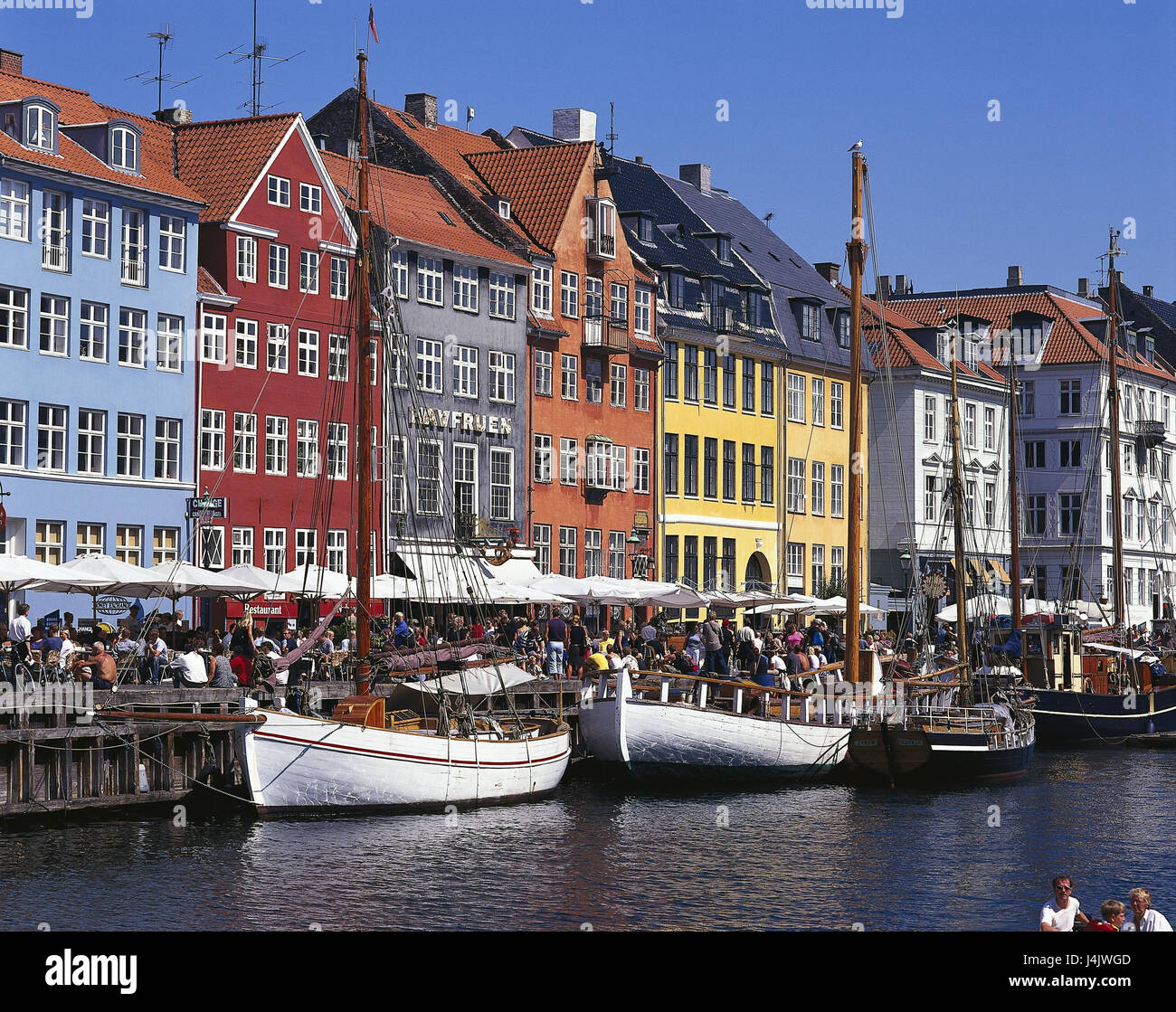 Danemark Kopenhagen Nyhavn Segelschiffe Ausserhalb Skandinavien Stadt Hauptstadt Neuer Hafen Hafen Hafenpromenade Haus Linie Terrassen Traditionsschiffe Strassencafes Touristen Tourismus Passanten Person Stockfotografie Alamy