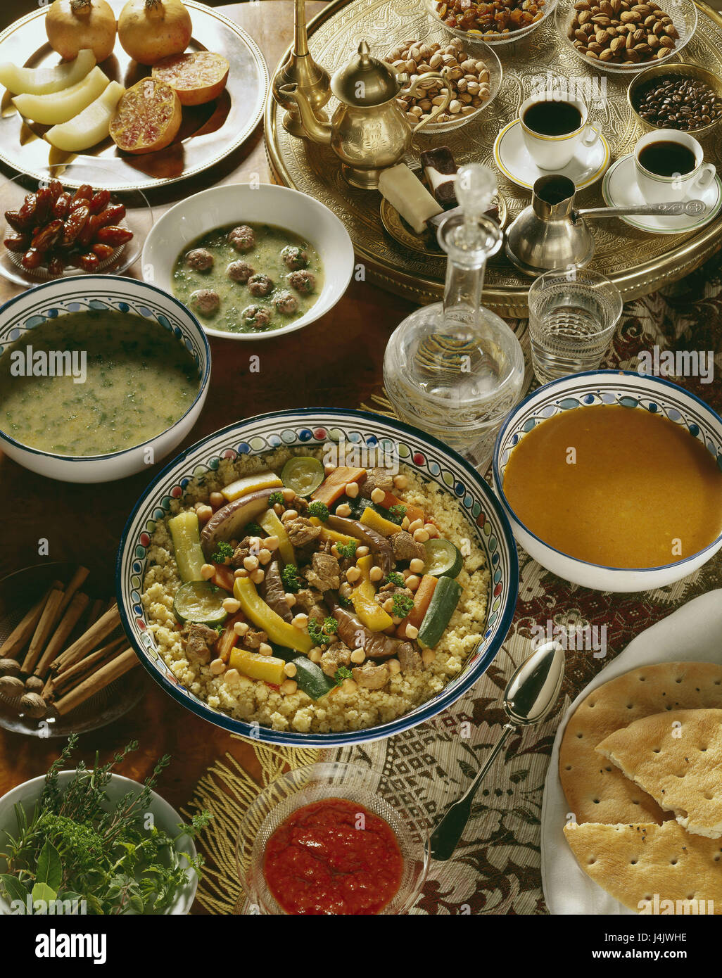 Lebensmittel, in Arabisch, Couscous, Lamm, Spinat-Suppe, runden Teig-Fladen Brot, Kaffee Stillleben, Objekt, Fotografie, Geschirr, Küche, Spezialitäten, in Arabisch, Plumplori, Hauptgericht, Kaffeebohnen, Pistazien, Detail, Feigen, Datteln, Zimtstangen, Rosinen, Menü, Hors-d ' Oeuvre, Hauptmahlzeit, dessert Stockfoto