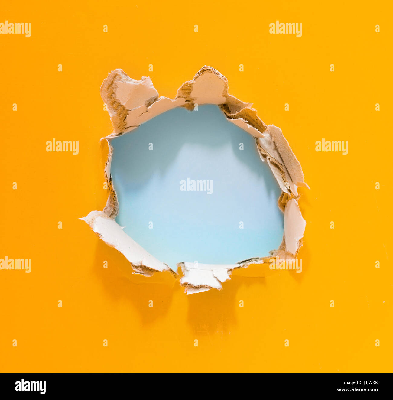 Loch im Papier Stockfoto