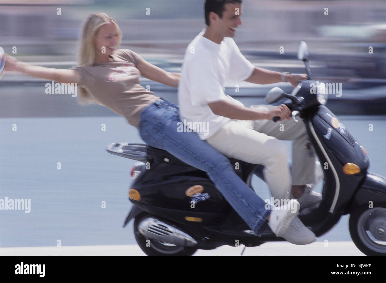 Hafen, paar, glücklich, motor Scooter, Go, Frau, Geste, Unschärfe außerhalb, Sommer, Freizeit, Urlaub, Lifestyle, Spaß, Scooter, glücklich, junge, Lächeln, Fahrzeug, Motorrad fahren, Freiheit, Freiheit Gefühl, angenehmes Gefühl, Geschwindigkeit, geschmolzen, Überschwang Stockfoto