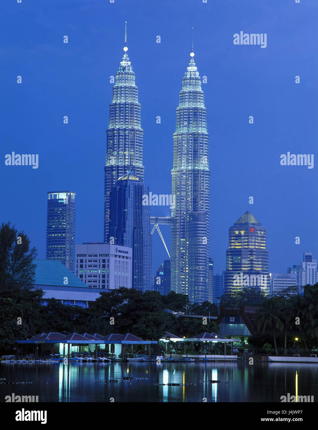 Malaysia, Kuala Lumpur, Petronas Twin Tower, Vergnügungspark, abends draußen, Stadt, Hauptstadt, Stadtbild, Zwillingstürme, Architektur, Modern, Ort von Interesse, Wolkenkratzer, Park Stockfoto