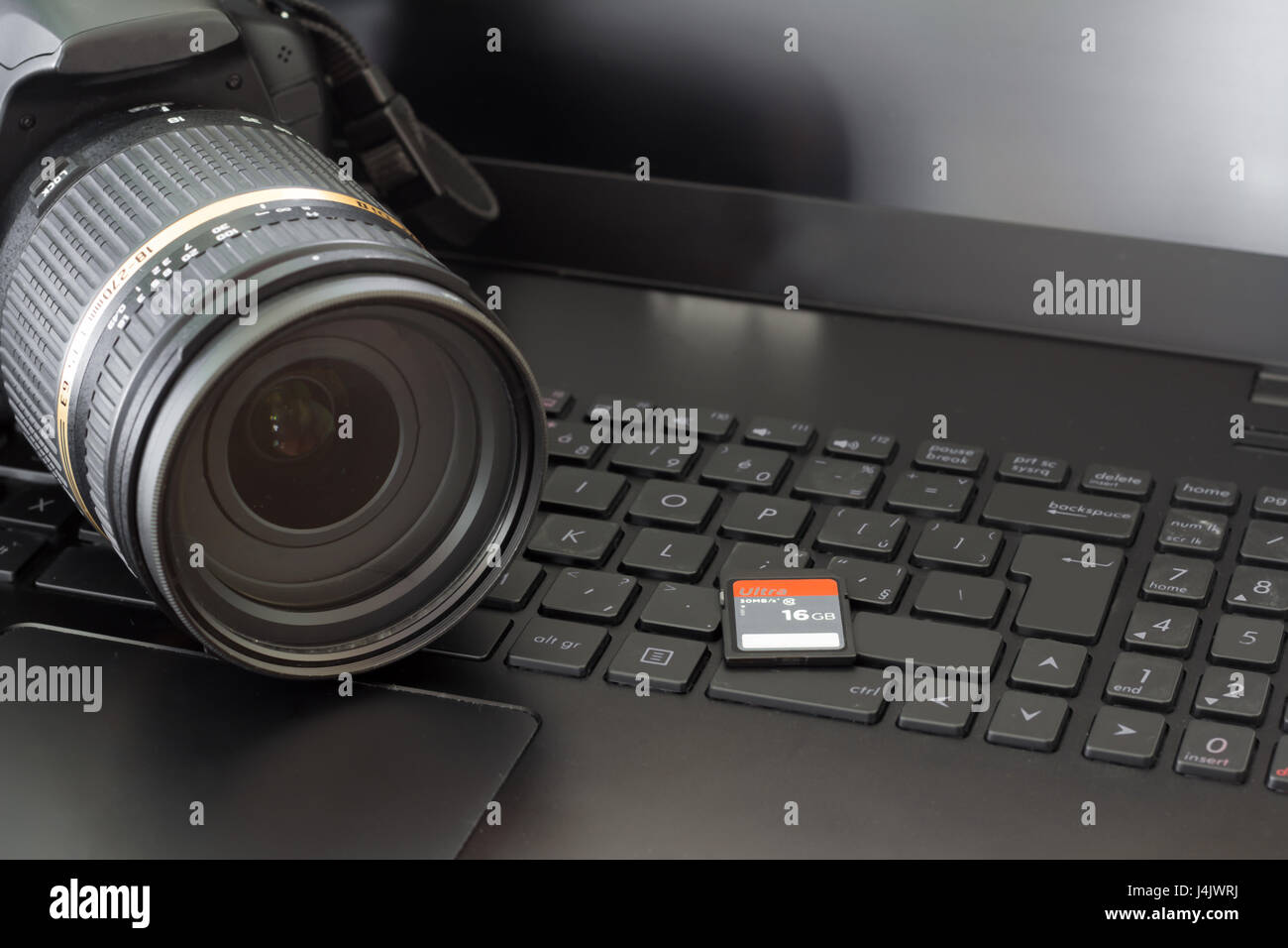 digitale Kamera und laptop Stockfoto