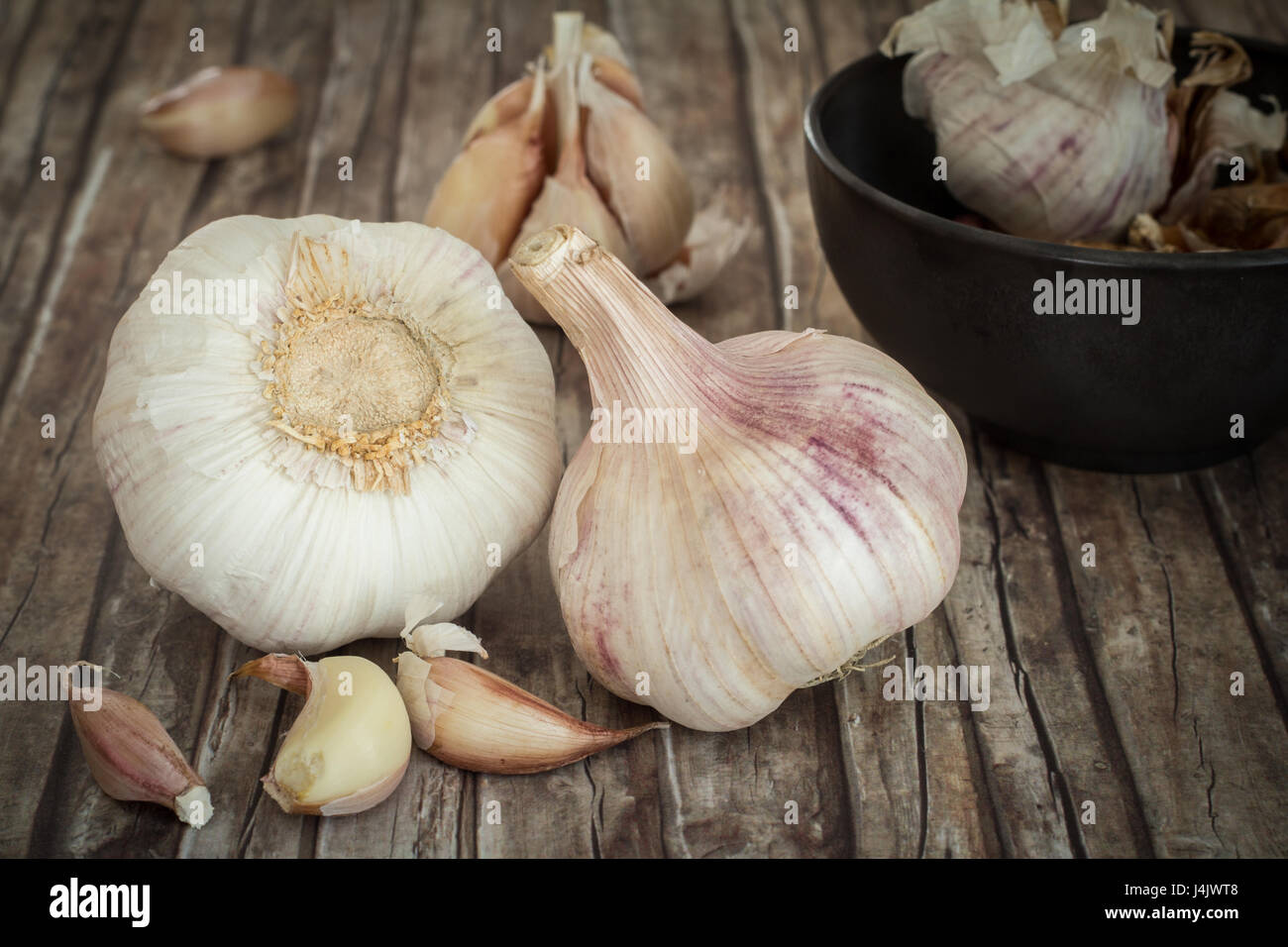 Knoblauch auf Holz Hintergrund Stockfoto