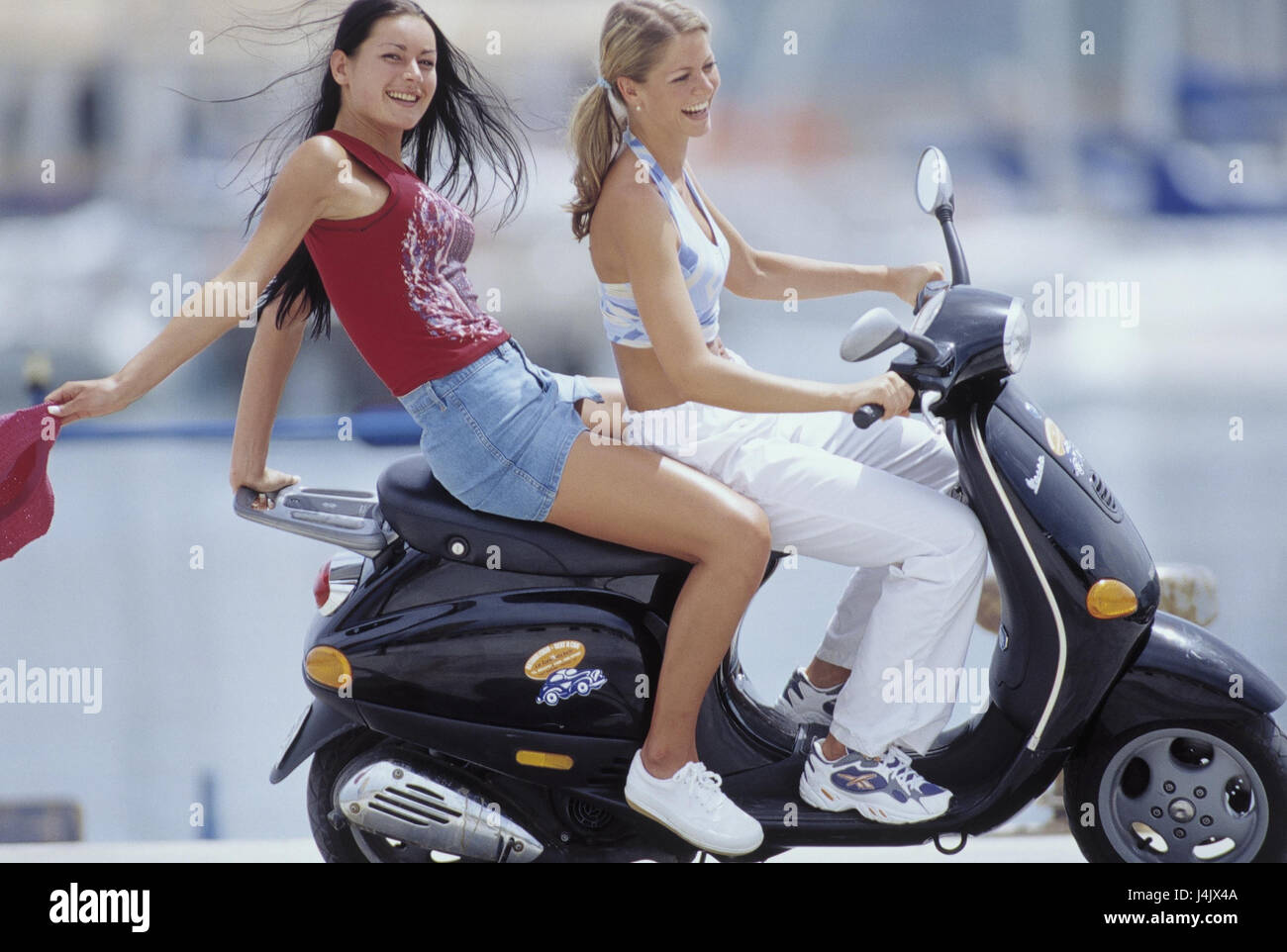 Stadt, Motorroller, Frauen, fröhlich, gehen, Geste, care, verwischen,  draußen, Sommer, Freizeit, Urlaub, Lifestyle, Spaß, Scooter, glücklich,  Lächeln, Sommer, fröhlich, Fröhlichkeit, Fahrzeug, Freunde, zwei, Motorrad  fahren, geschmolzen, Überschwang ...