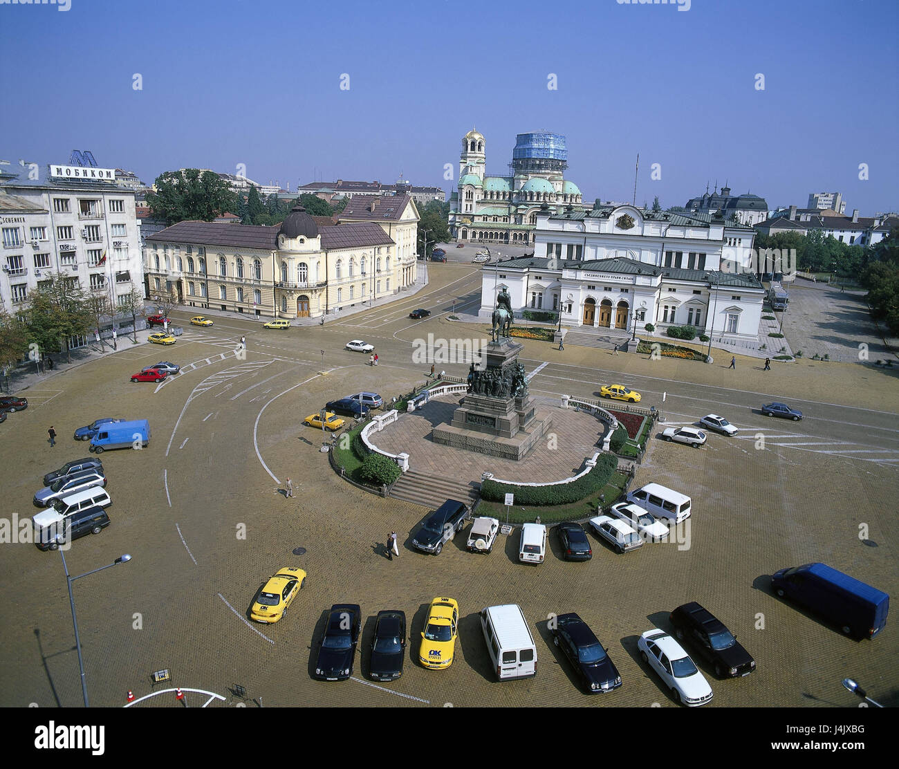 Bulgarien, Sofia, Raum der Assemblée nationale, Reiterstatue Südost-Europa, Stadt, Hauptstadt, Gebäude, Aleksandar Nevski Kathedrale, Kirche, Kathedrale, Parlament, Parlamentsgebäude, Narodno Sabranie, Strukturen, Denkmal, Architektur, Denkmal, "Auto Osvoboditel", "Befreier der König", Autos, Parkplatz, Sehenswertes Stockfoto