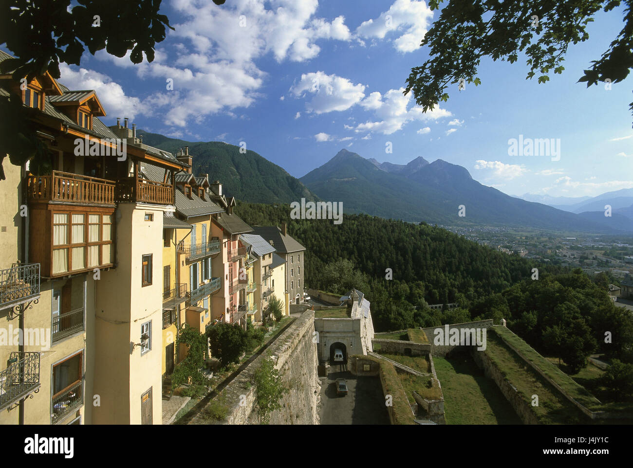 Frankreich, Dauphine, Briancon, lokale Ansicht, Straße, Tor, Porte d'Embrun, Berglandschaft, Pic de Peyre Eraute Europa, Berge, Landschaft, Berge, Alpen, "Höchstgelegene Stadt Europas", Häuser, Wohnhäuser, Detail, Sommer, Stockfoto