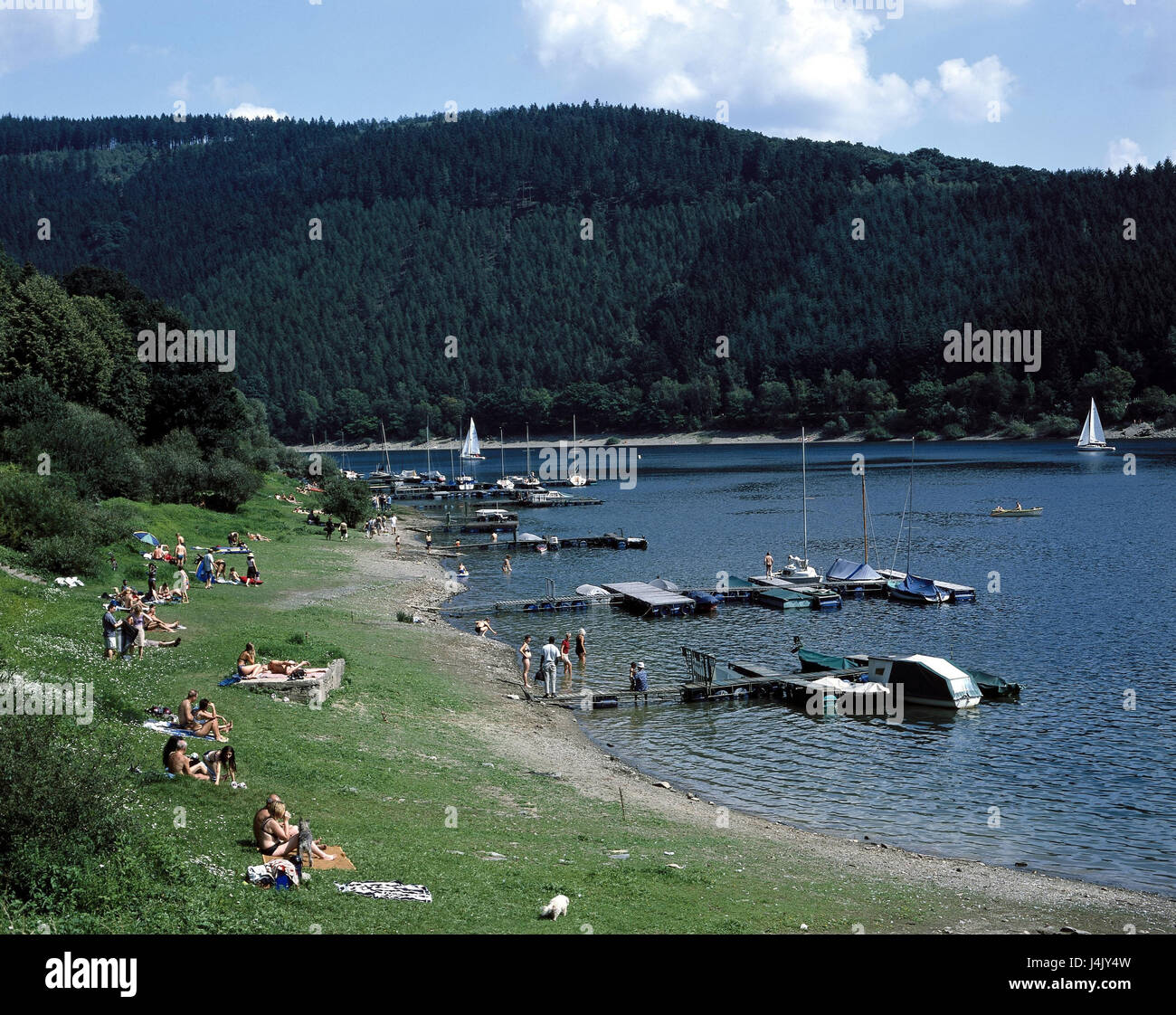 Deutschland, Naturpark Nordeifel, Rurstausee Schwammenauel, Badende, Sommer Europa, North Rhine-Westphalia, Eifel, Rurtalsperre, Landschaft, See, Stausee, Badesee, Steg, Boote, Bad Pass, Freizeit, Ferien, außerhalb Stockfoto