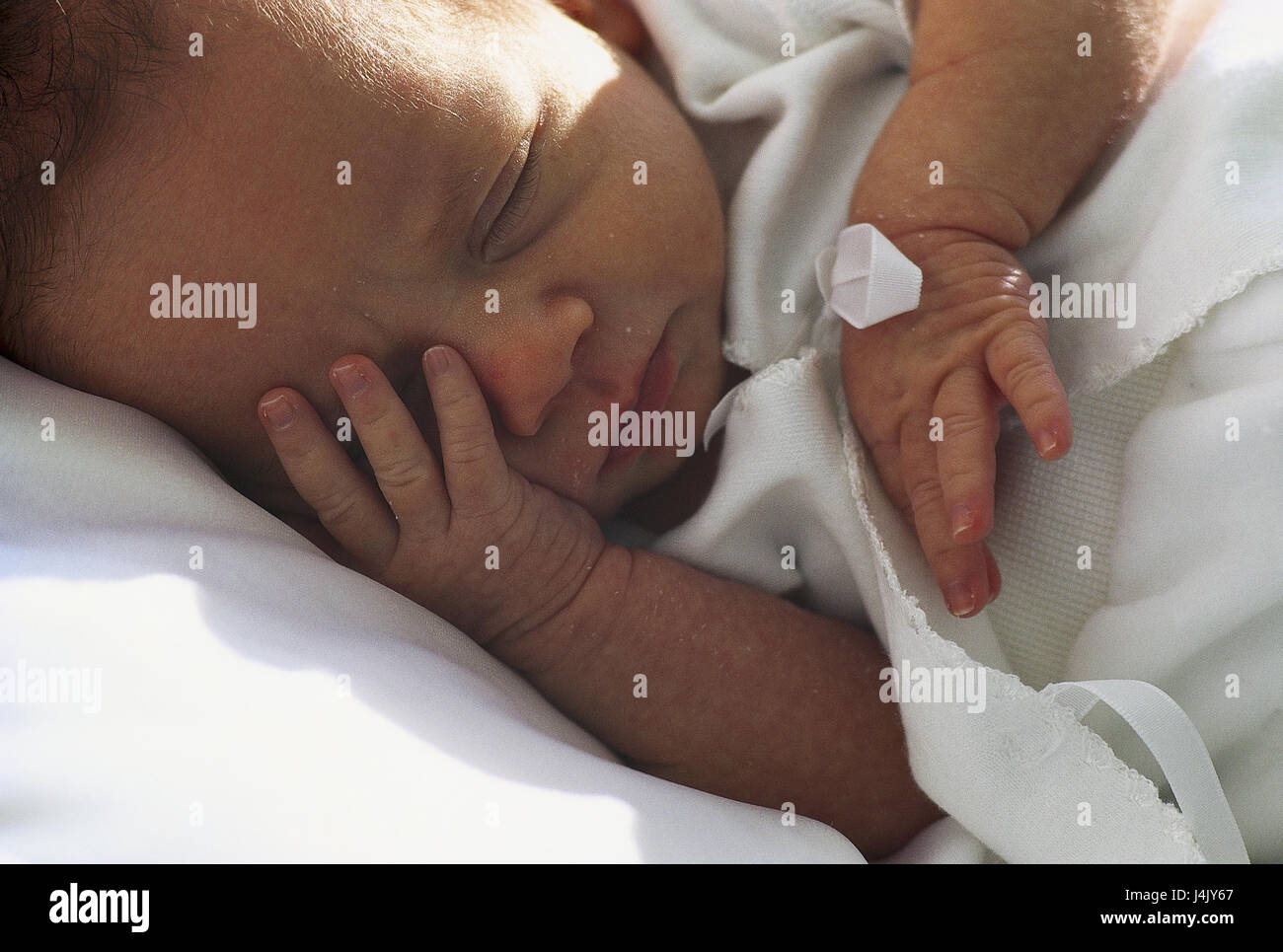 Baby, Schlaf, Hände, Porträt sehr eng, Kind, Neugeborenes, Säugling, Lüge, geschlossen halten Schlaf, Müdigkeit, müde, schläfrig, friedlich, Hand, Baby Hand, Auge, Sonnenlicht, ausblenden Stockfoto