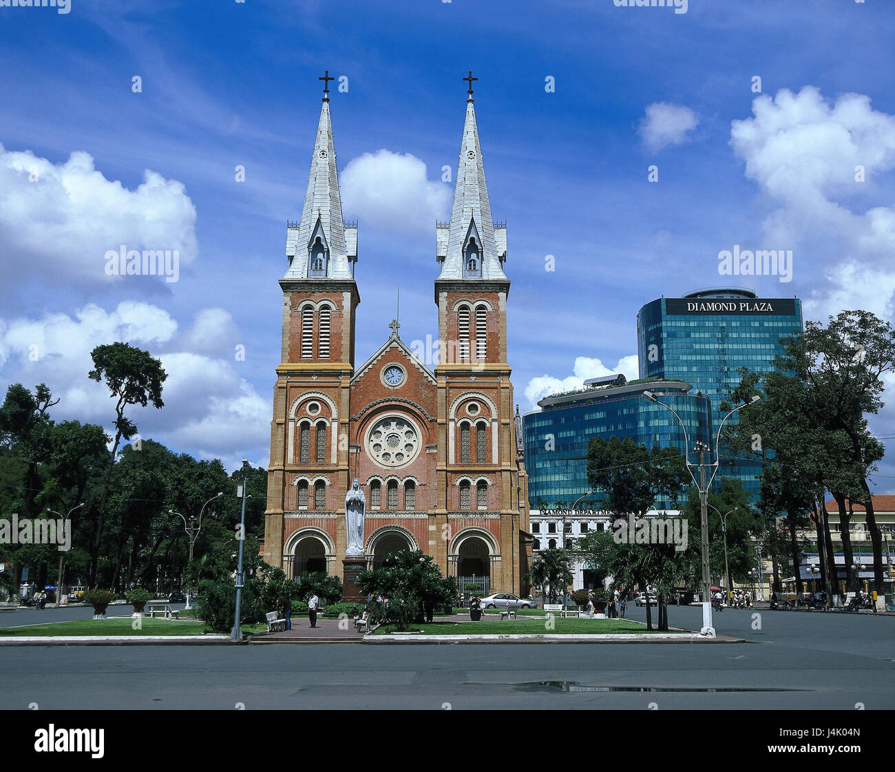 Vietnam, Ho-Chi-Minh-Stadt, Kathedrale von Notre Dame außen, Asien, Stadt, Saigon, Thanh Pho Ho Chi Minh, Bau, Architektur, baut in 1877-1883, Kirche, glauben, Religion, Zentrum Stockfoto