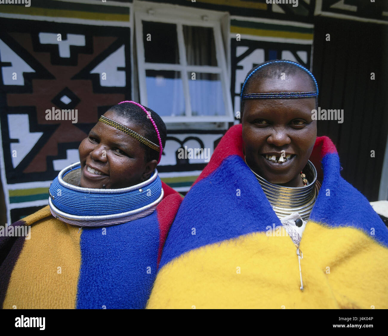 Südafrika, Lesedi, Hausfassade, Lacke, Ndebele Frauen, Folklore Kleidung, Detail, kein Model-Release Afrika, nahe Johannesburg, Transvaal-Ndebele, Bantu-Volk, Ndebele-Stamm, Frauen, einheimische, Afrikaner, Kleidung, Schmuck, traditionell, sitzen, Folklore, Kultur, Kunst, Malerei, Malerei, bunt, Art, touristische Attraktion Stockfoto