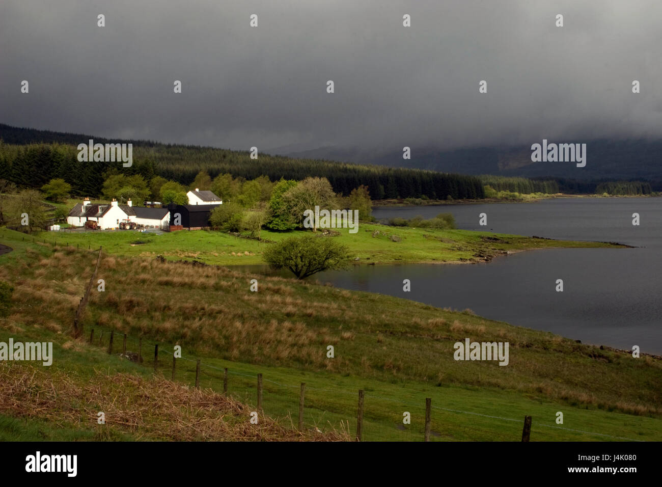 Clatteringhaw Loch und Bauernhaus am Craignell, Dumfries & Galloway, Schottland Stockfoto