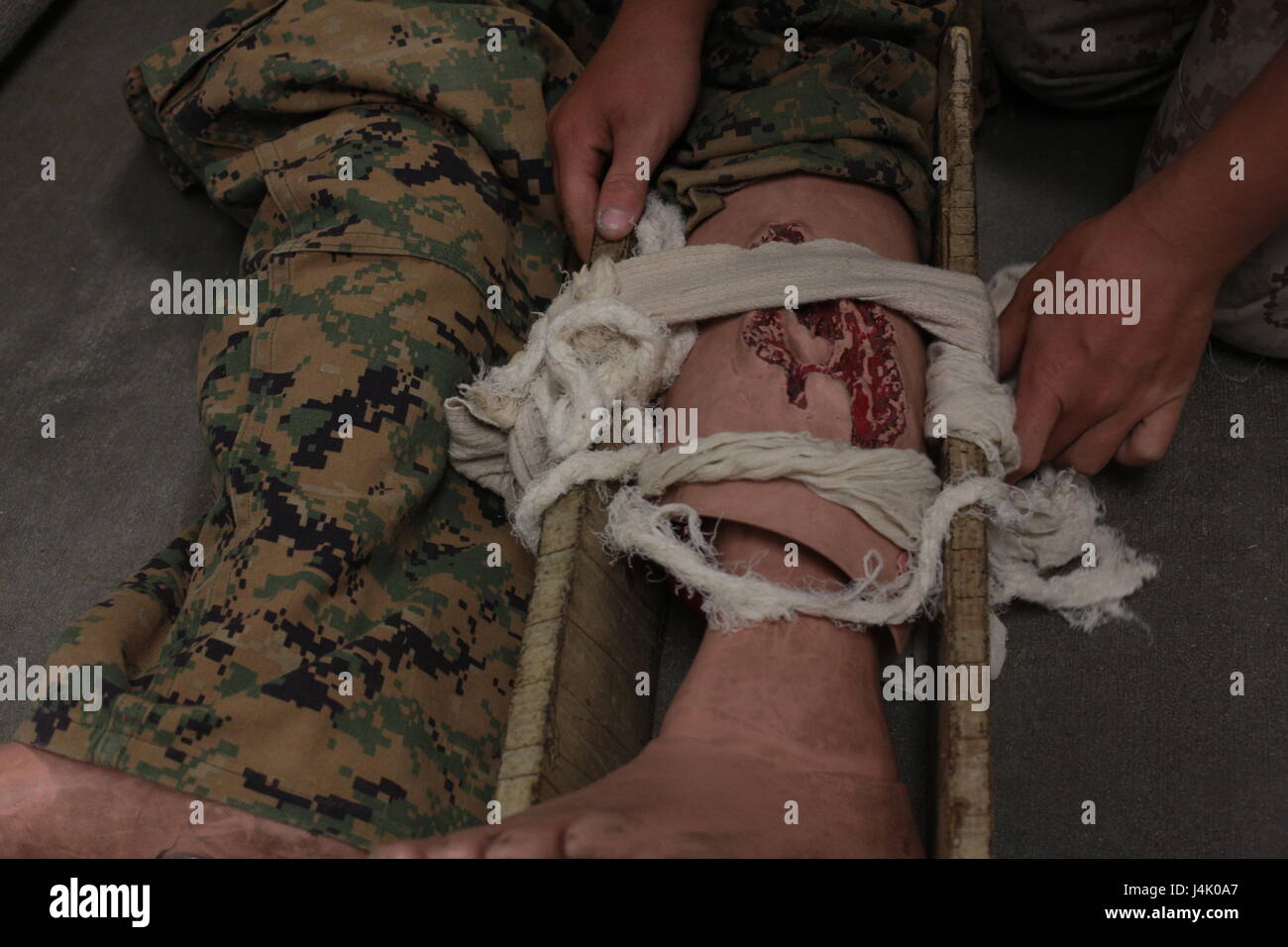 Ein US-Marinekorps-Rekrut mit Unternehmen O., 4. Bataillon, rekrutieren Training Regiment, führt einen Teil der praktischen Anwendung-Prüfung an der Ausbildungsstätte rekrutieren auf Marine Corps Recruit Depot, Parris Island, SC, 30. September 2016. Die praktische Anwendung Prüfung bereitet Rekruten zur Bekämpfung Formationen, Land Navigation, combat Casualty Care, Truppe Formationen, sowie Hand- und Armbewegungen Signale. (Marine Corps Foto von Pfc. Sarah Stegall/freigegeben) Stockfoto