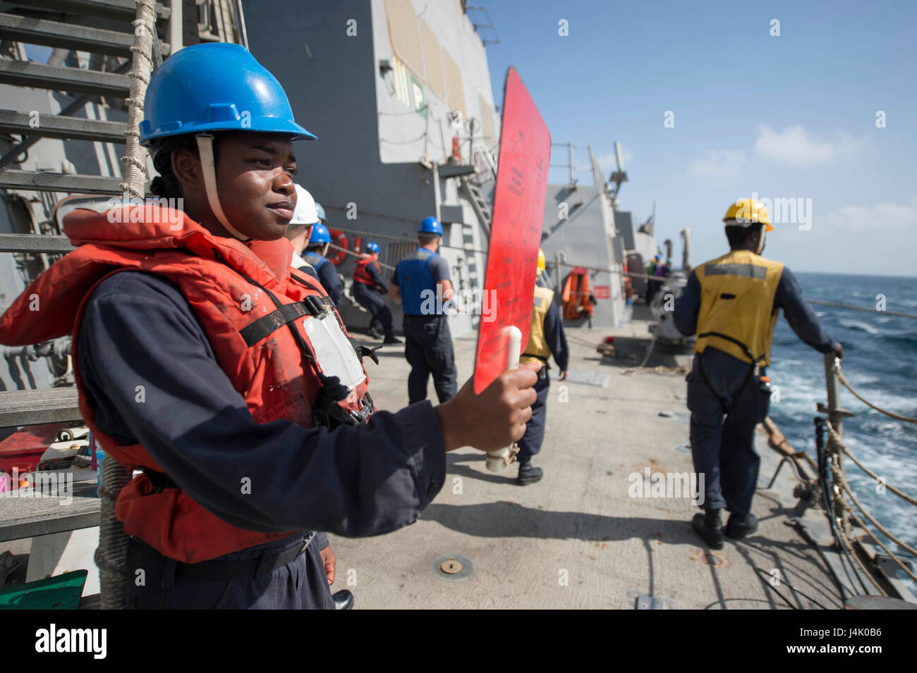 160930-N-DQ503-053 Arabisches Meer (30. September 2016) Seaman Darnesha Gaddis Relais Signale an Bord der geführte Flugkörper-Zerstörer USS Roosevelt (DDG-80), während ein Nachschub-at-Sea. Roosevelt, eingesetzt als Teil der Eisenhower Carrier Strike Group unterstützt maritimer Sicherheitsoperationen und Sicherheitsbemühungen Zusammenarbeit Theater in den USA 5. Flotte Einsatzgebiet. (Foto: U.S. Navy Petty Officer 3rd Class Taylor A. Elberg) Stockfoto