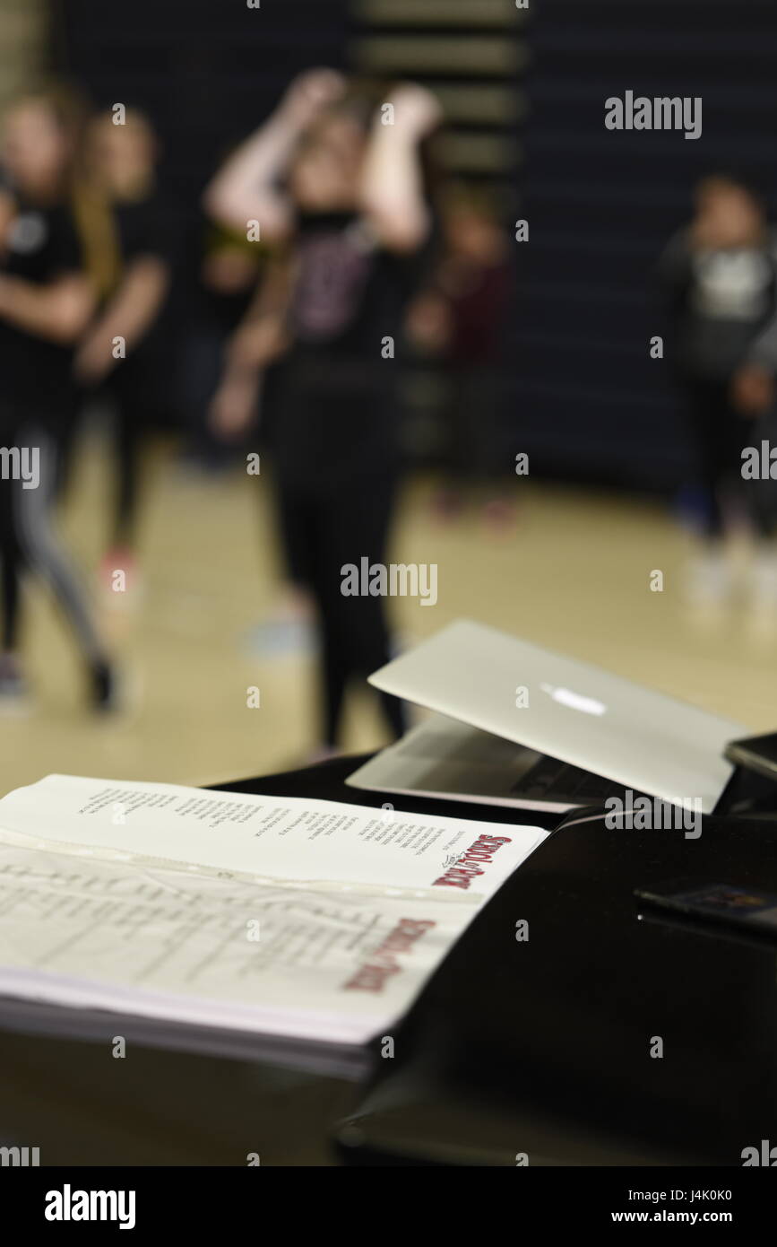 Die Schule für Rock-Tanz und Musik wird in einem Tanzsaal unterrichtet, wobei junge Tänzer nicht erkennbar sind Stockfoto